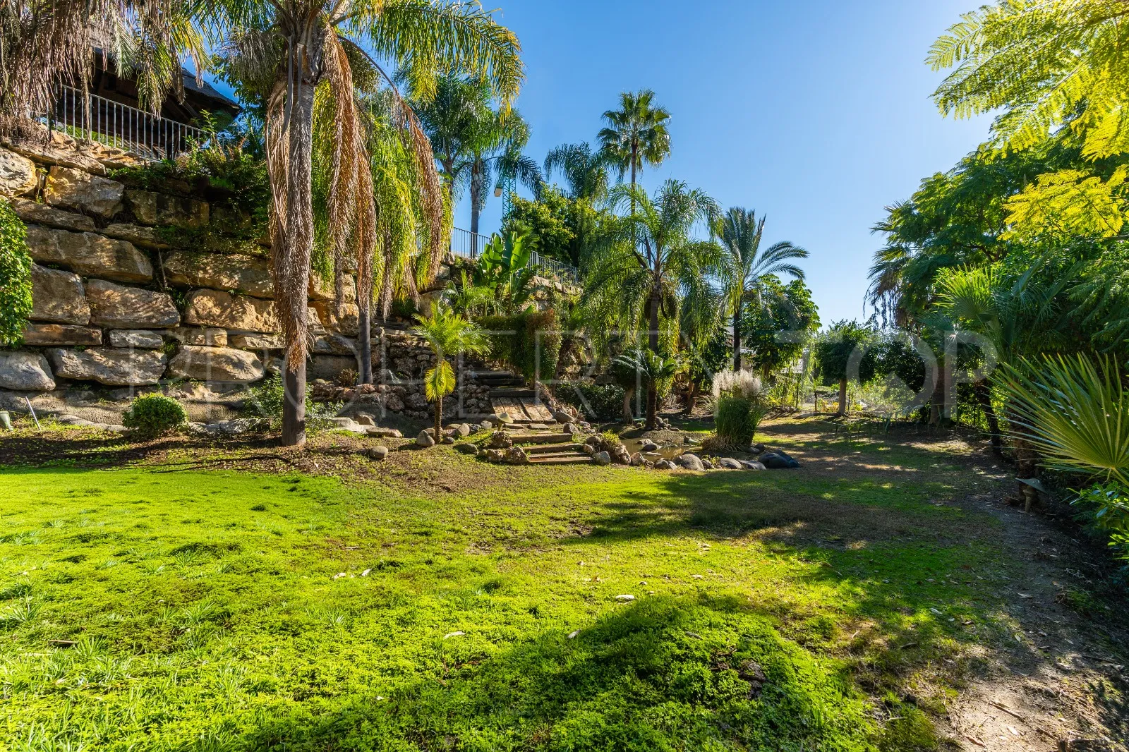 5 bedrooms villa in El Paraiso for sale