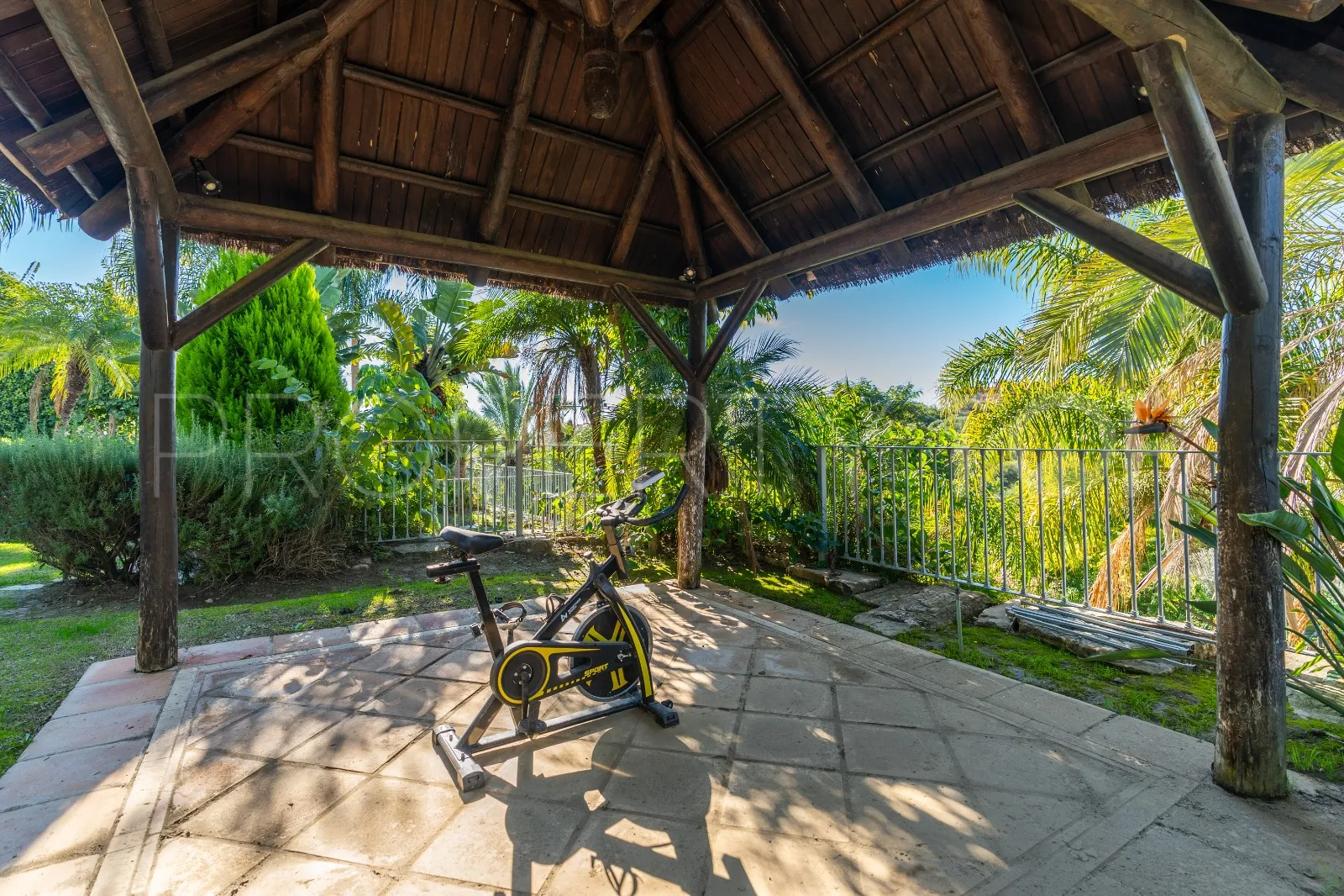5 bedrooms villa in El Paraiso for sale