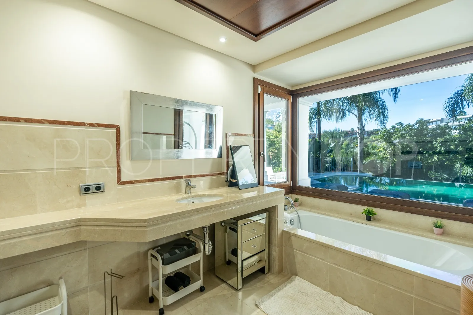 5 bedrooms villa in El Paraiso for sale