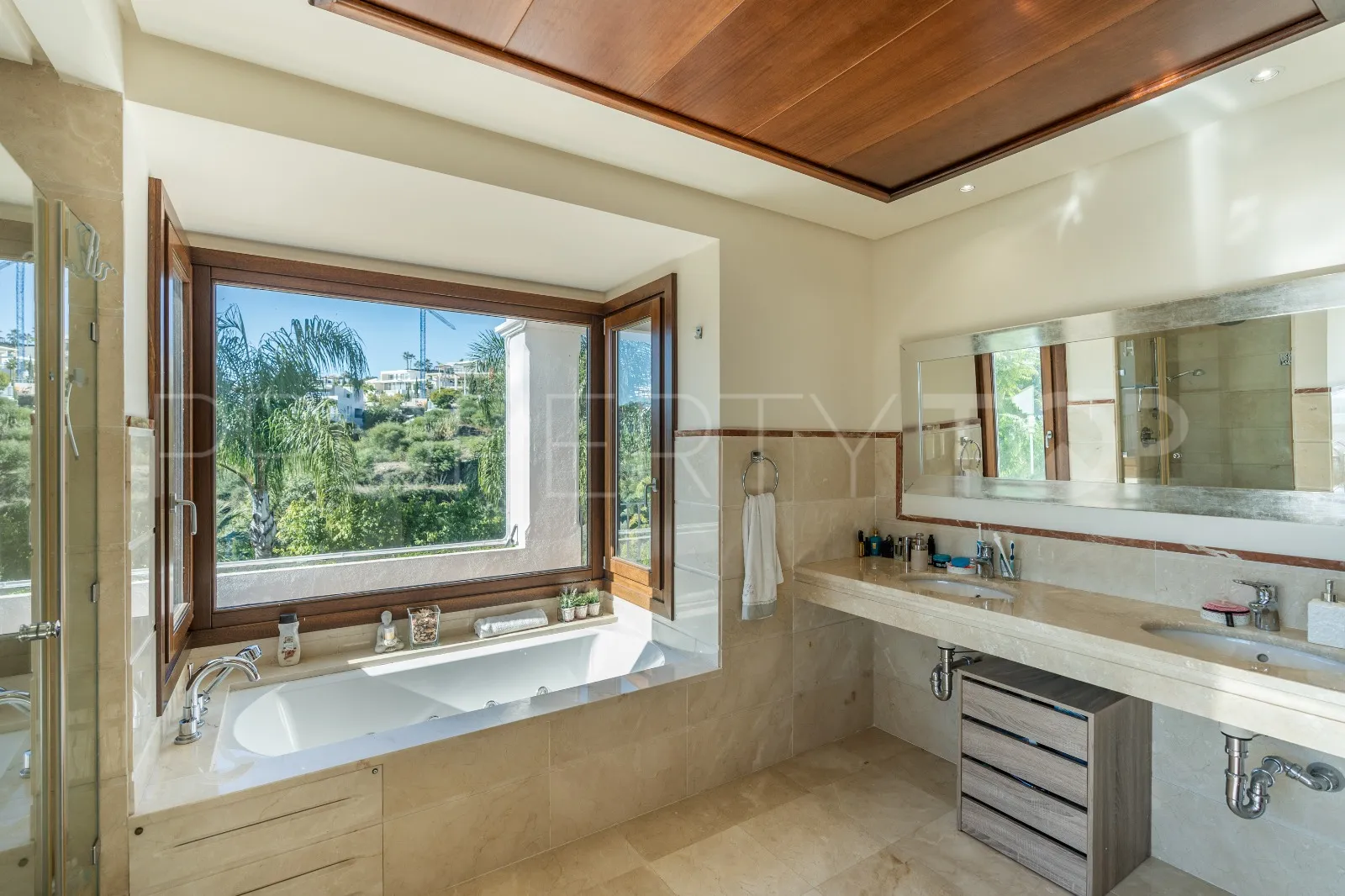5 bedrooms villa in El Paraiso for sale