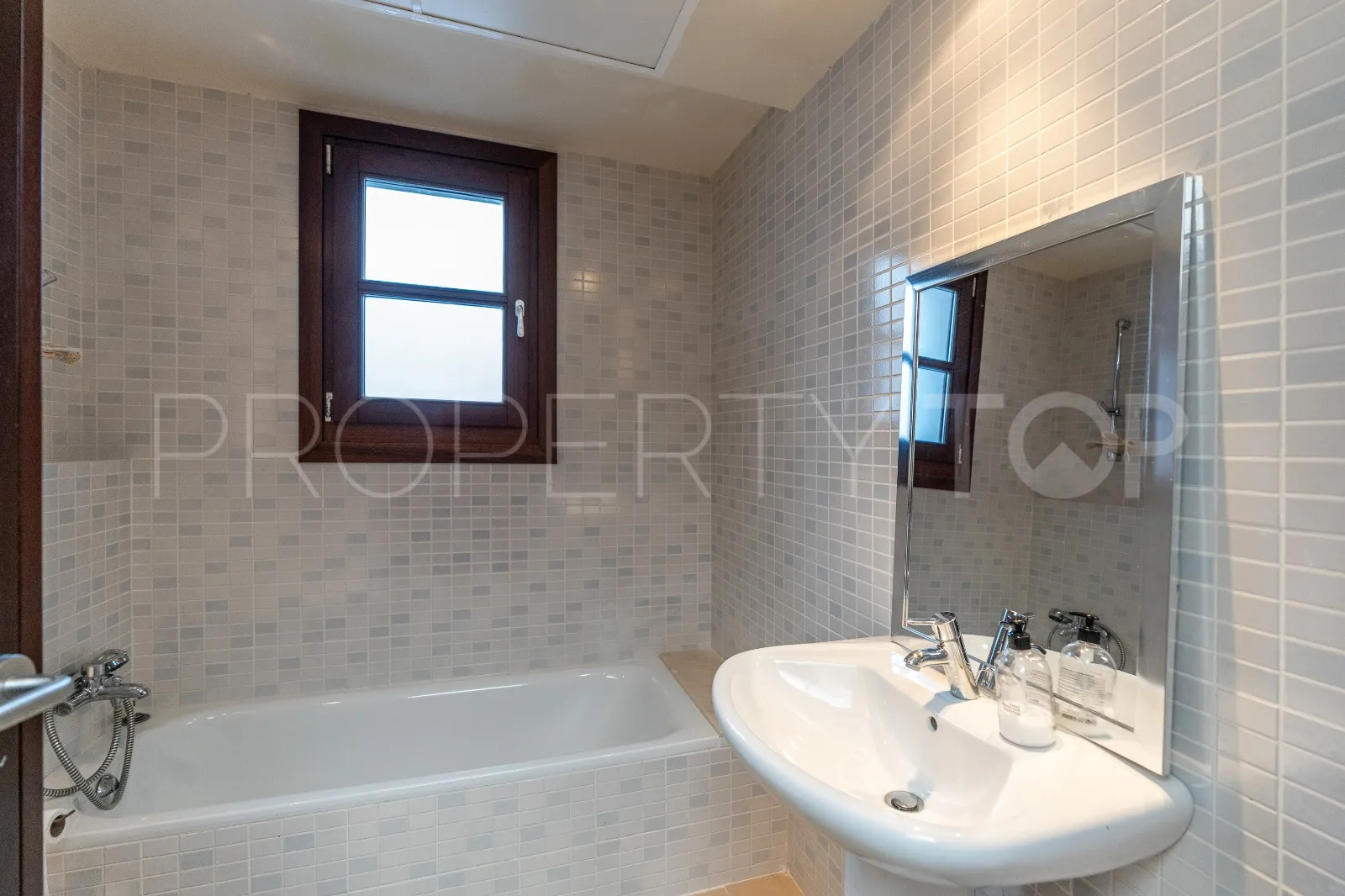 5 bedrooms villa in El Paraiso for sale