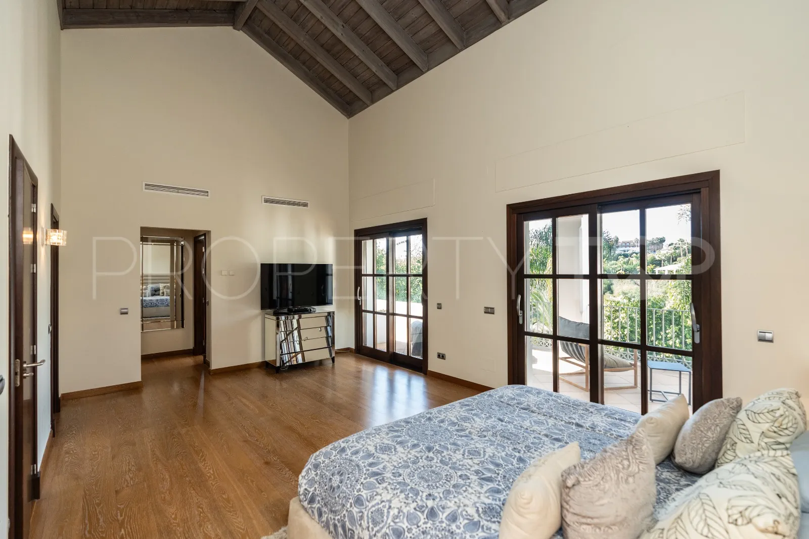 5 bedrooms villa in El Paraiso for sale