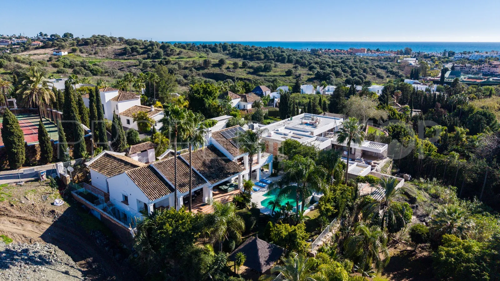 5 bedrooms villa in El Paraiso for sale