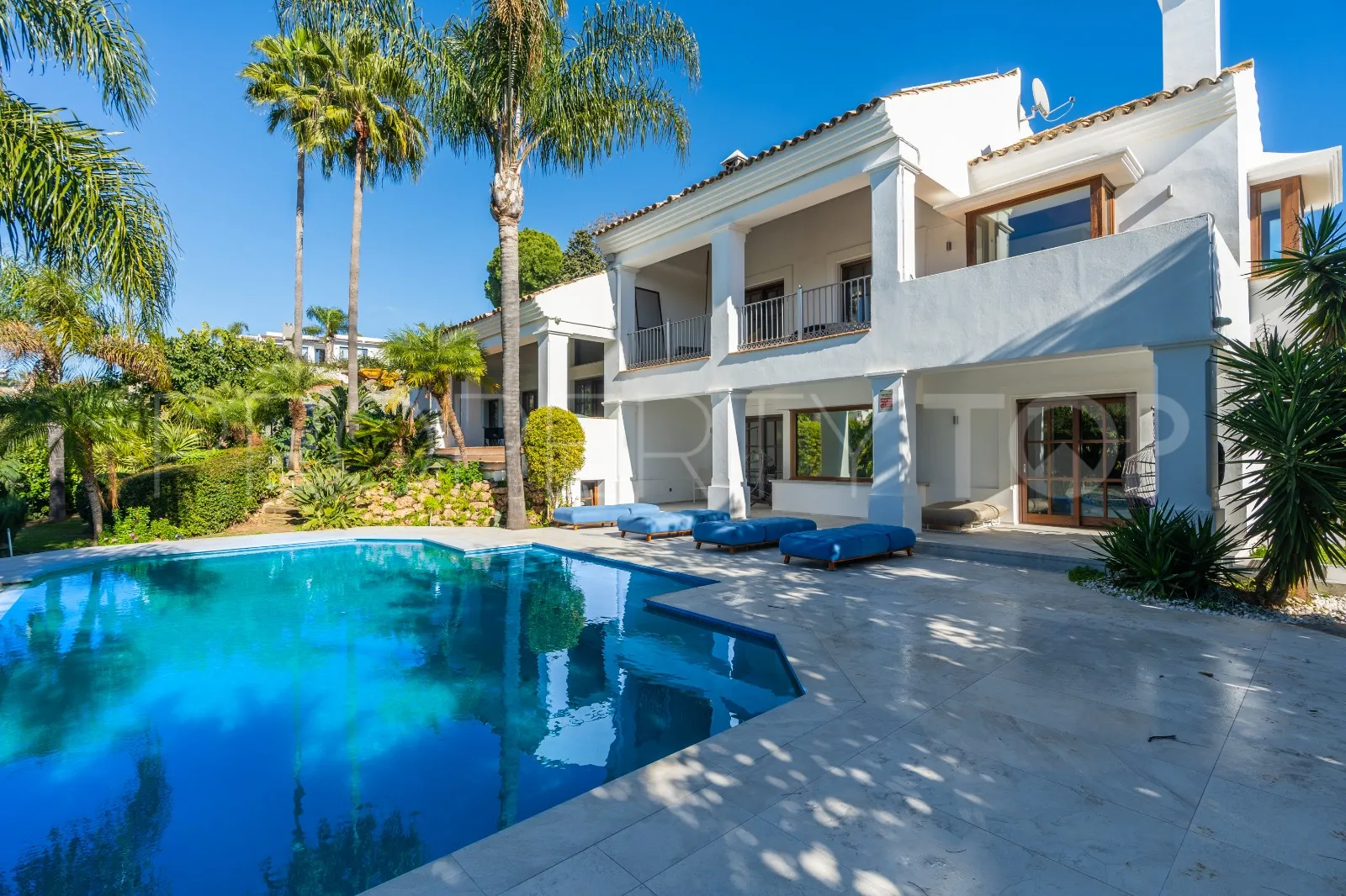5 bedrooms villa in El Paraiso for sale