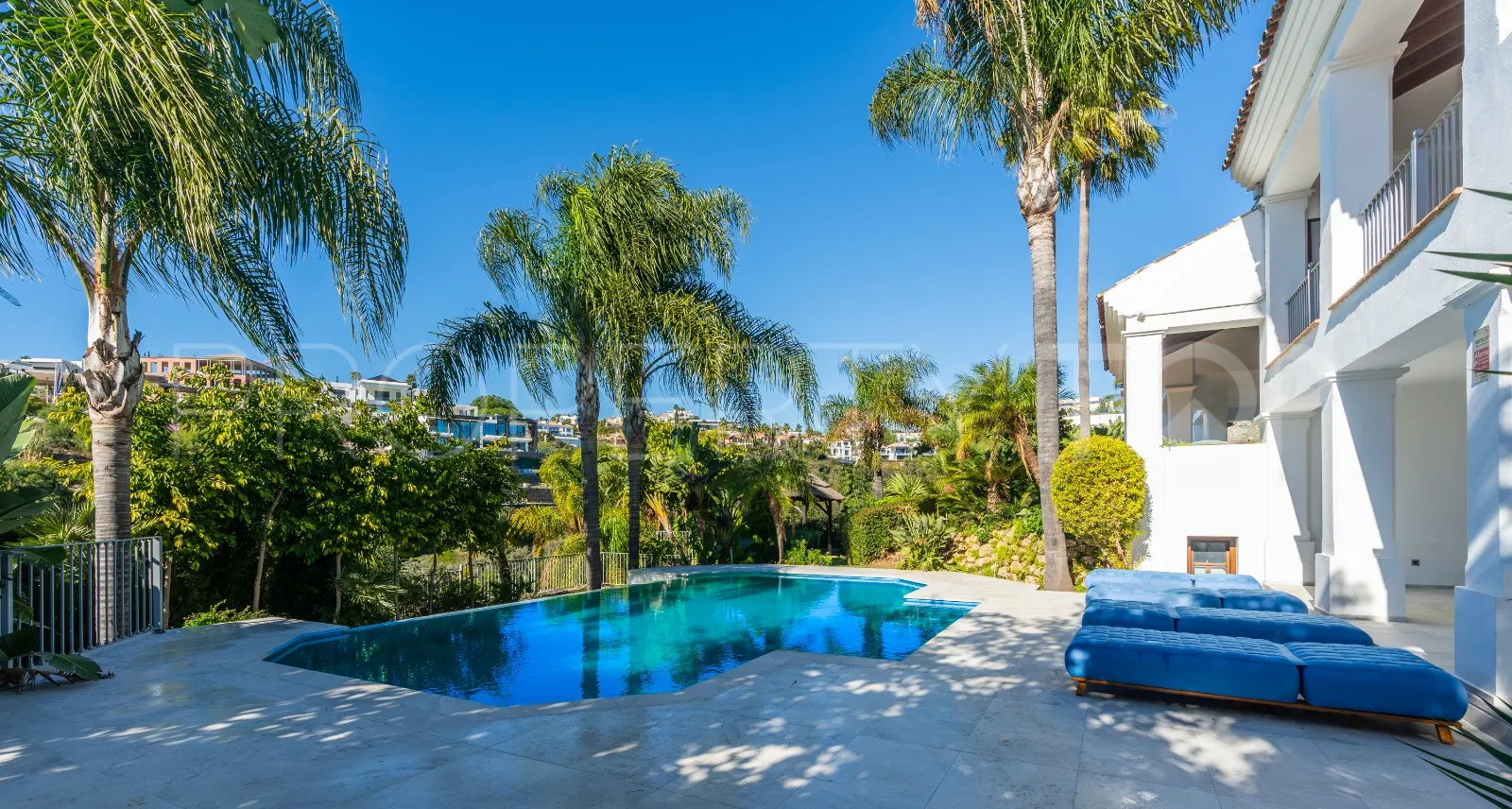 5 bedrooms villa in El Paraiso for sale