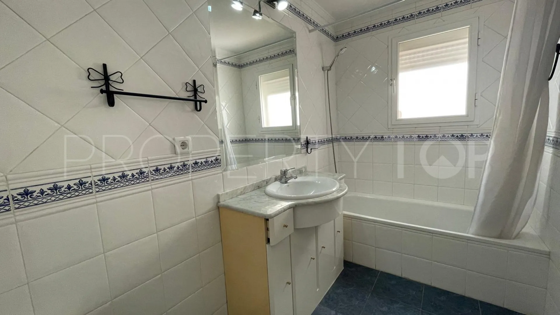 For sale Estepona Centre apartment with 2 bedrooms