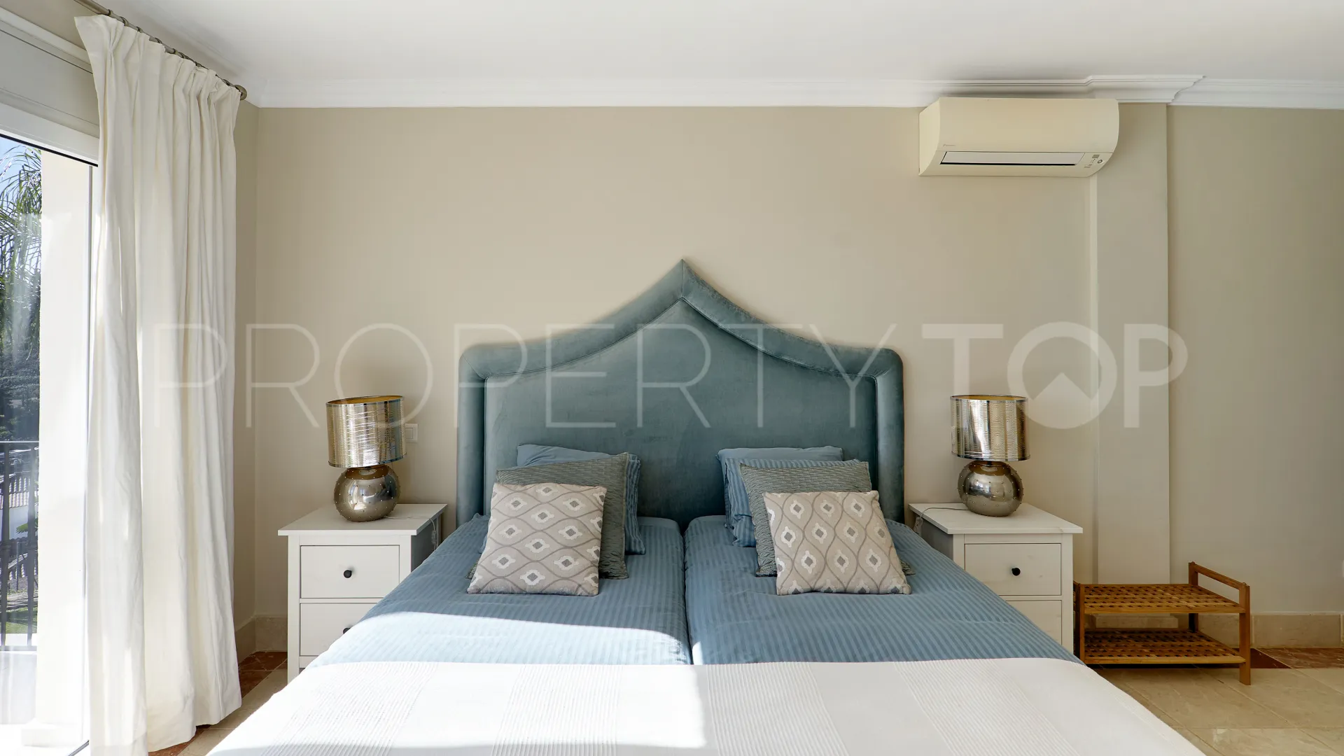 Buy El Padron villa with 4 bedrooms