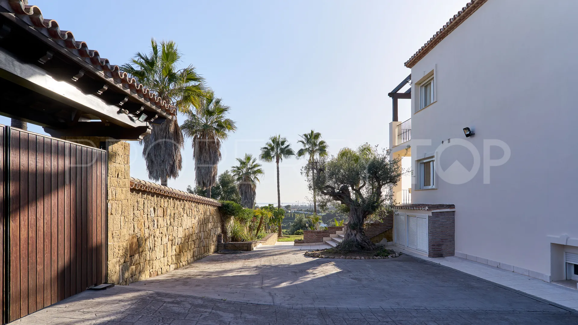 Buy El Padron villa with 4 bedrooms