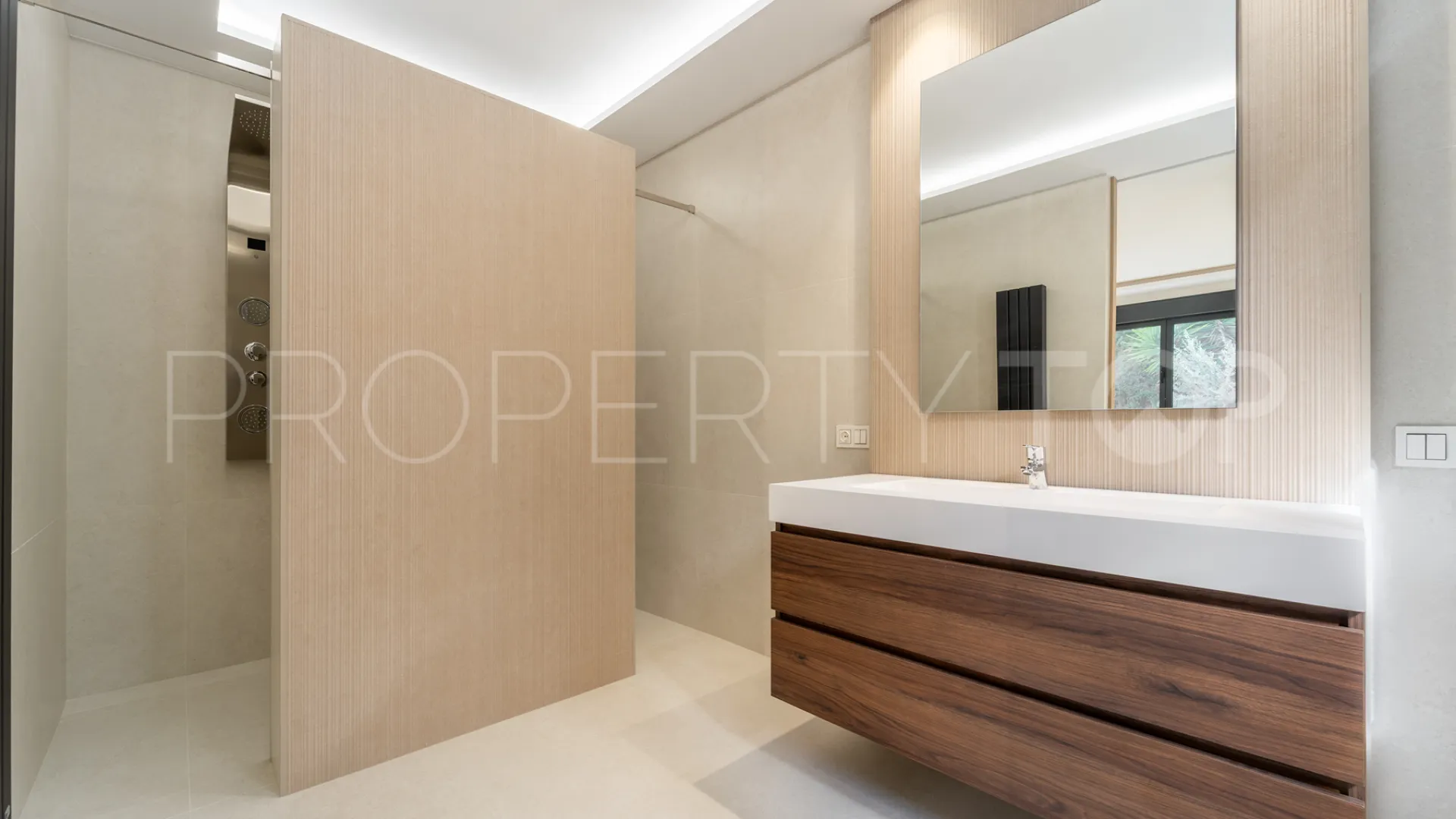Buy villa with 4 bedrooms in Alhambra del Sol