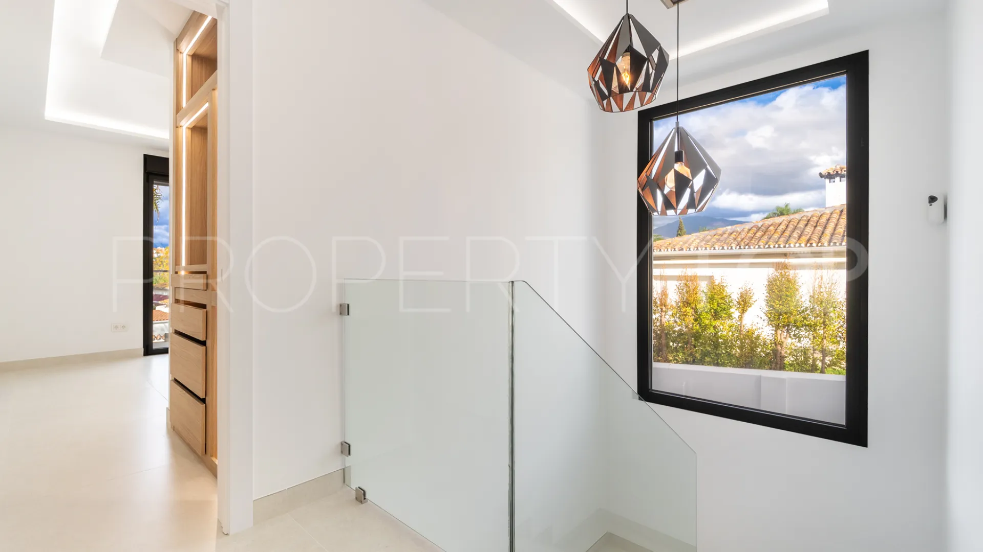 Buy villa with 4 bedrooms in Alhambra del Sol