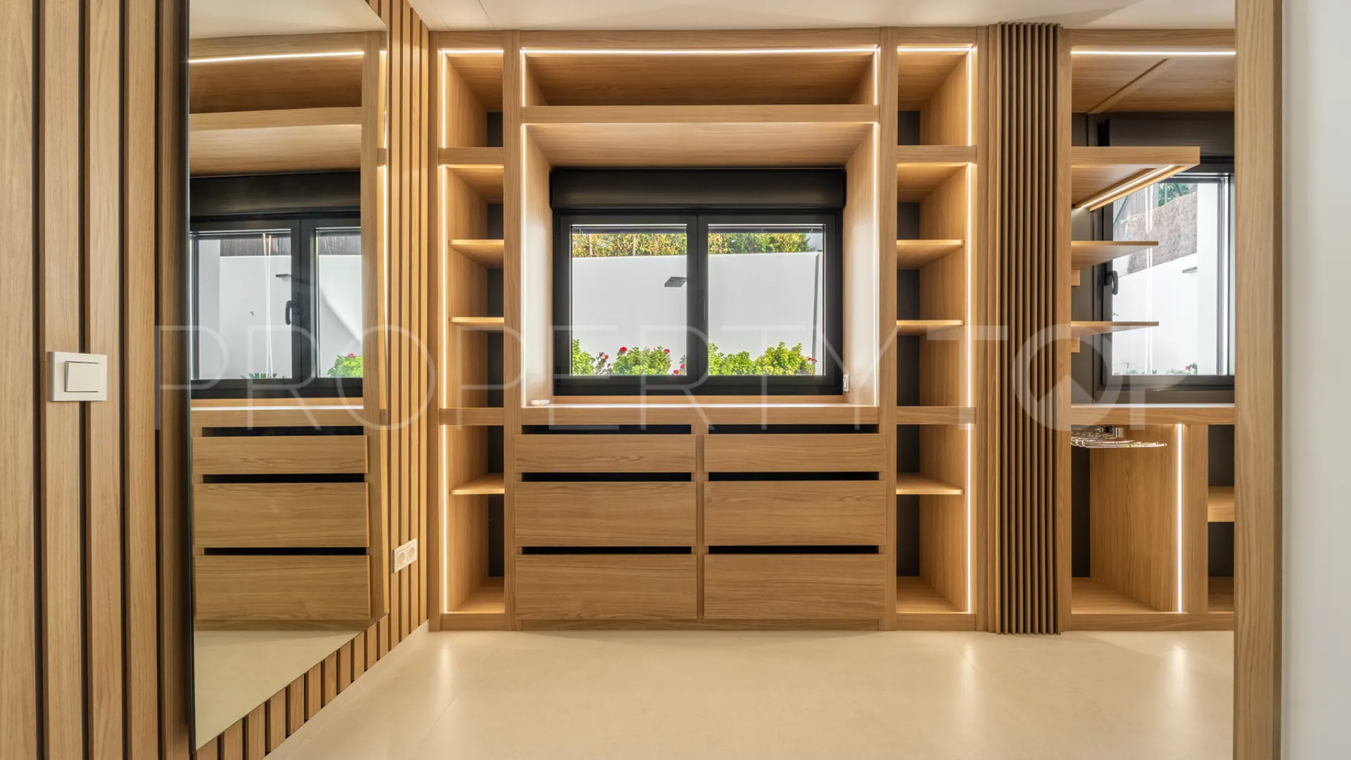 Buy villa with 4 bedrooms in Alhambra del Sol