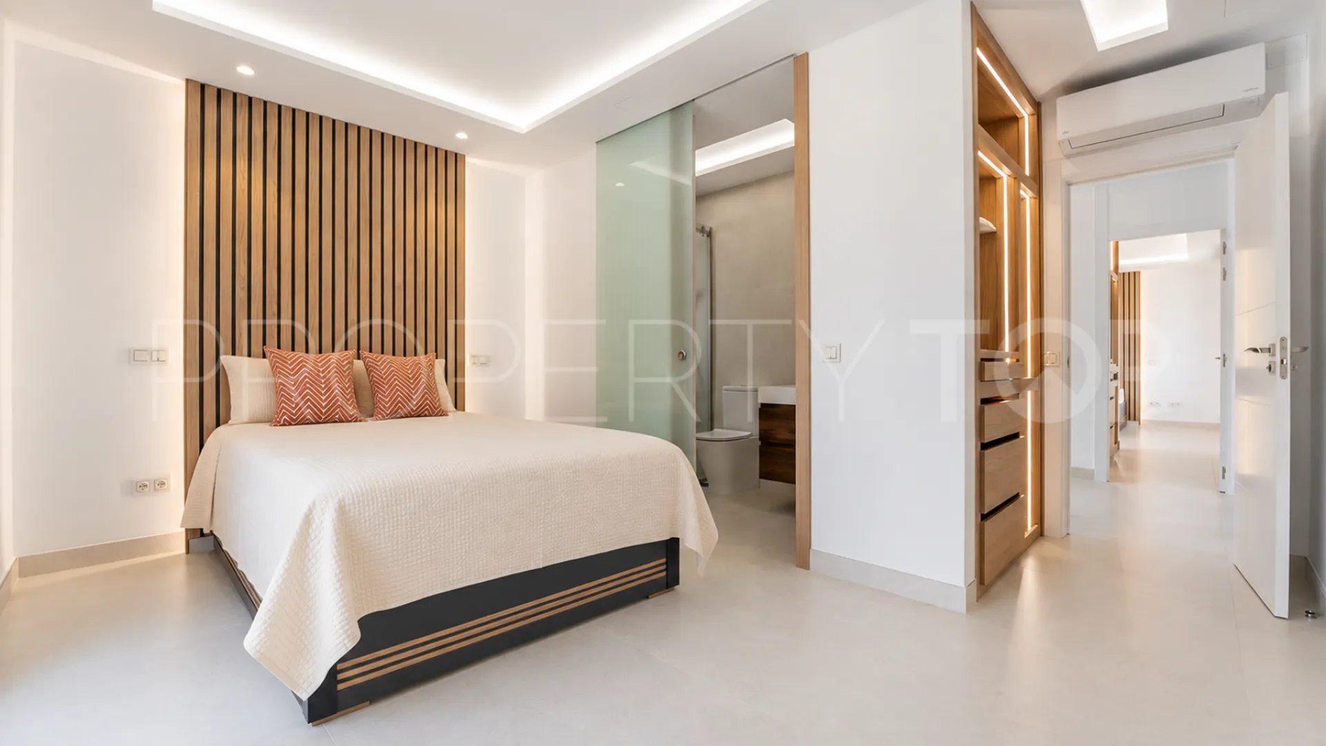 Buy villa with 4 bedrooms in Alhambra del Sol