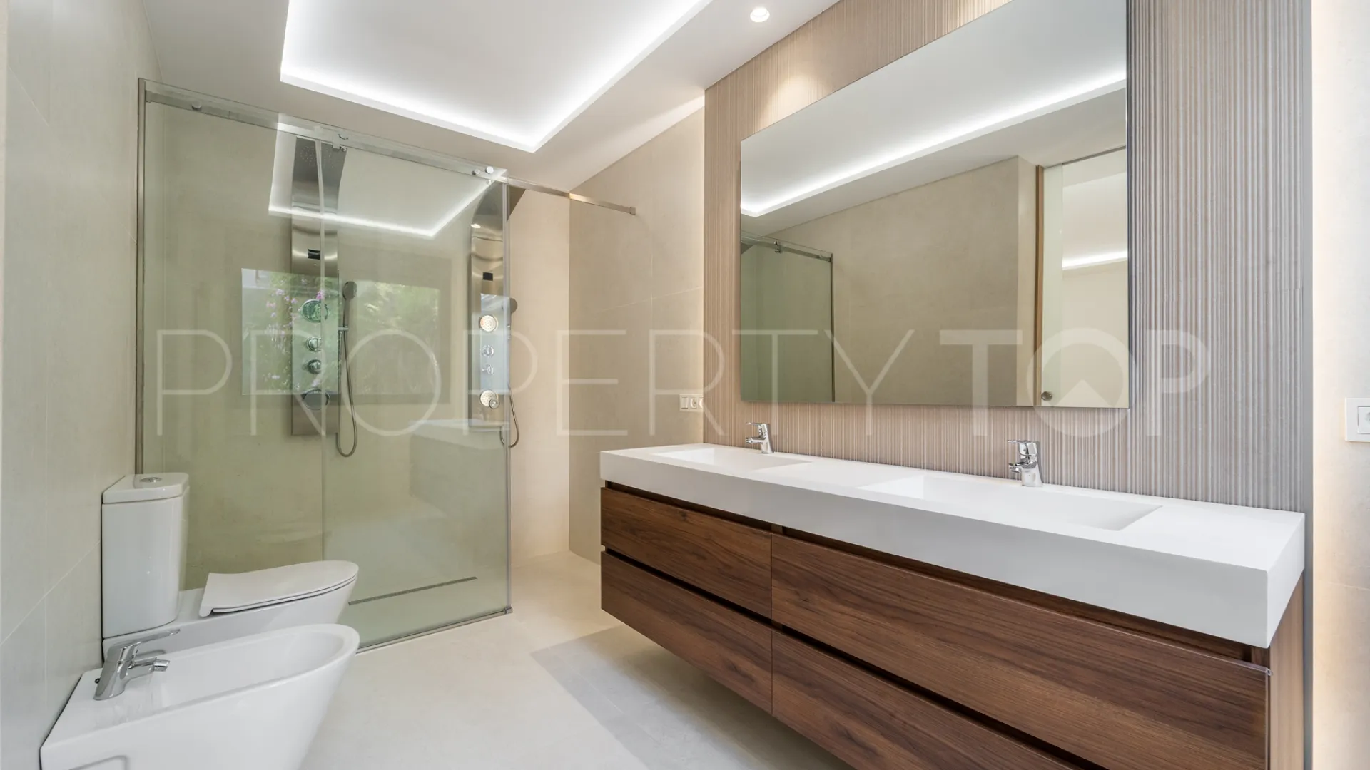 Buy villa with 4 bedrooms in Alhambra del Sol