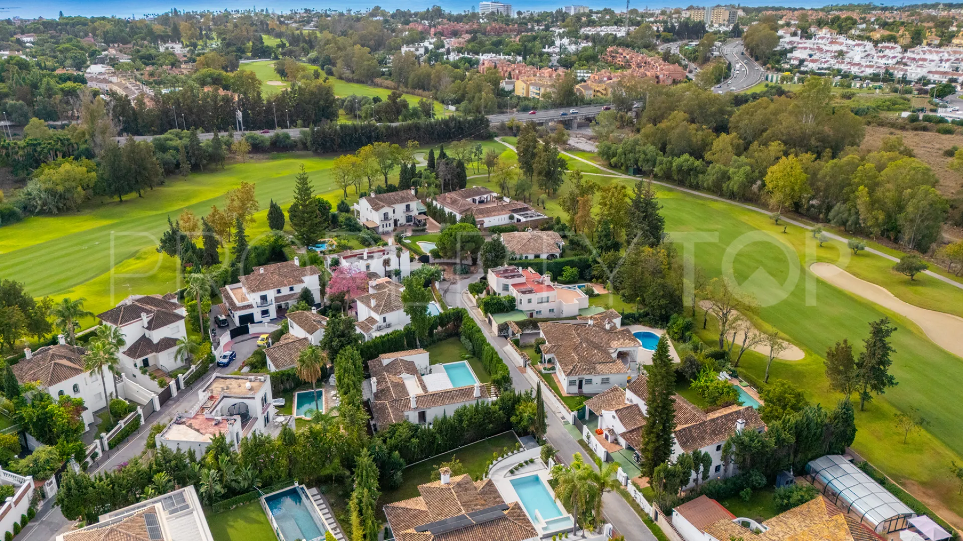 Buy villa with 4 bedrooms in Alhambra del Sol