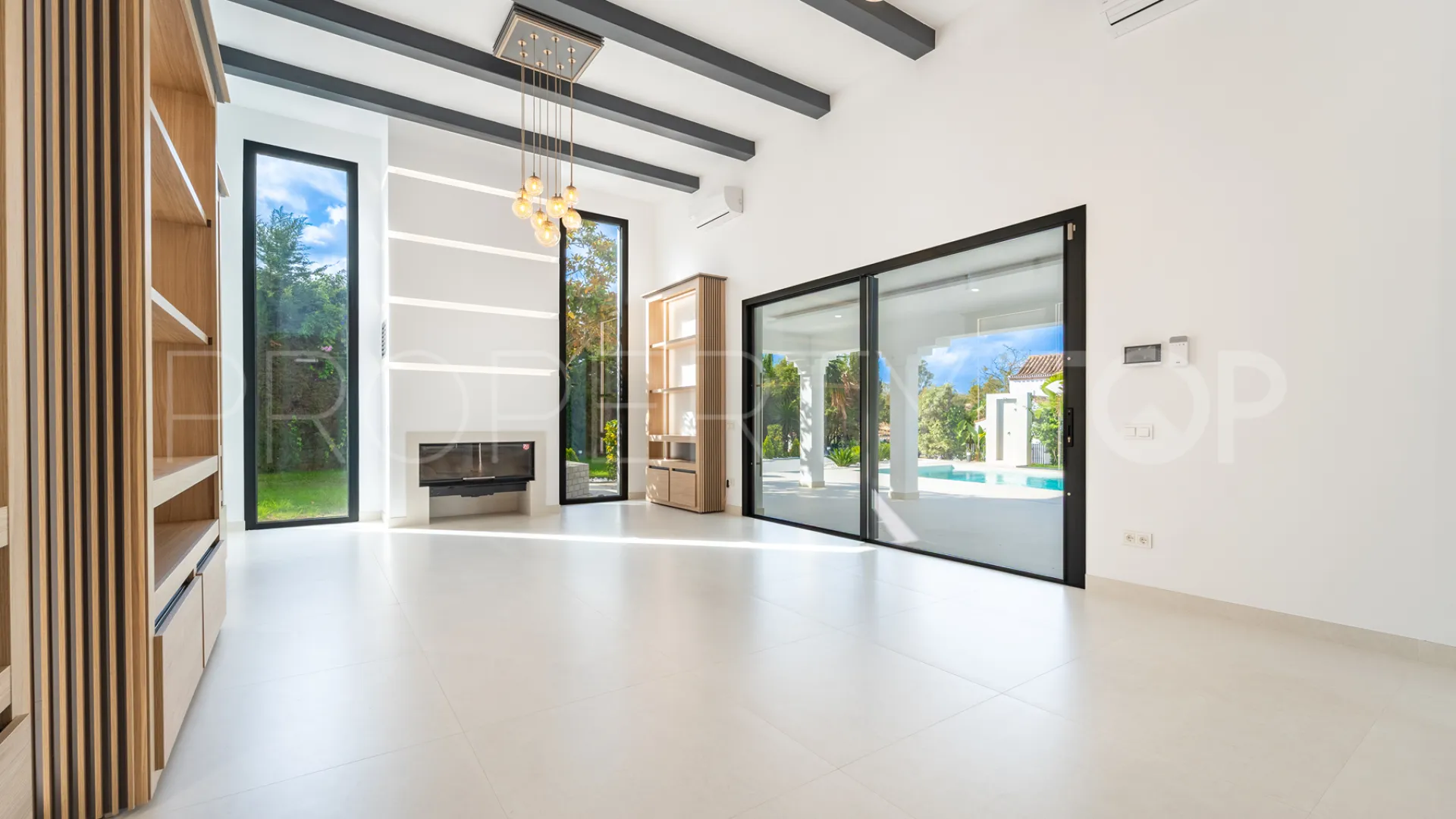 Buy villa with 4 bedrooms in Alhambra del Sol