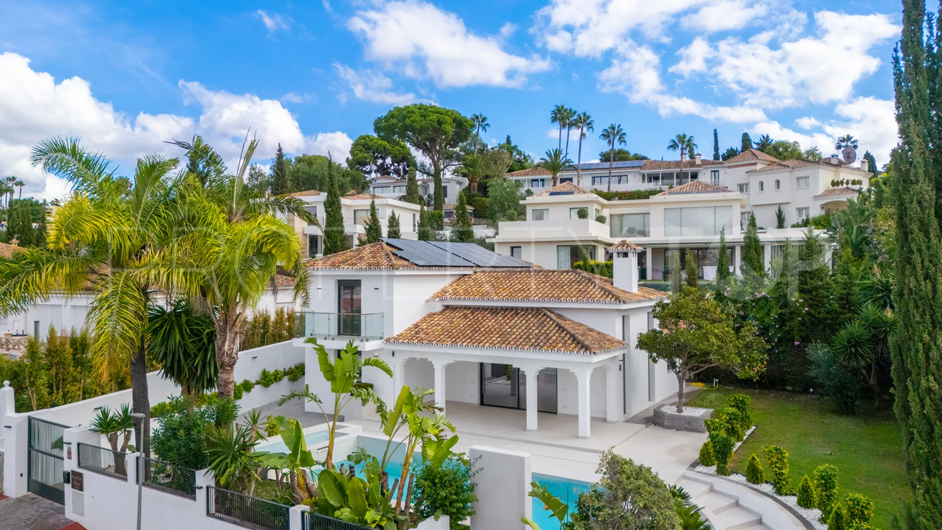 Buy villa with 4 bedrooms in Alhambra del Sol