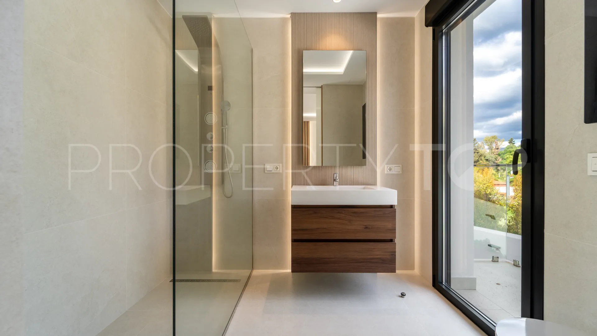 Buy villa with 4 bedrooms in Alhambra del Sol