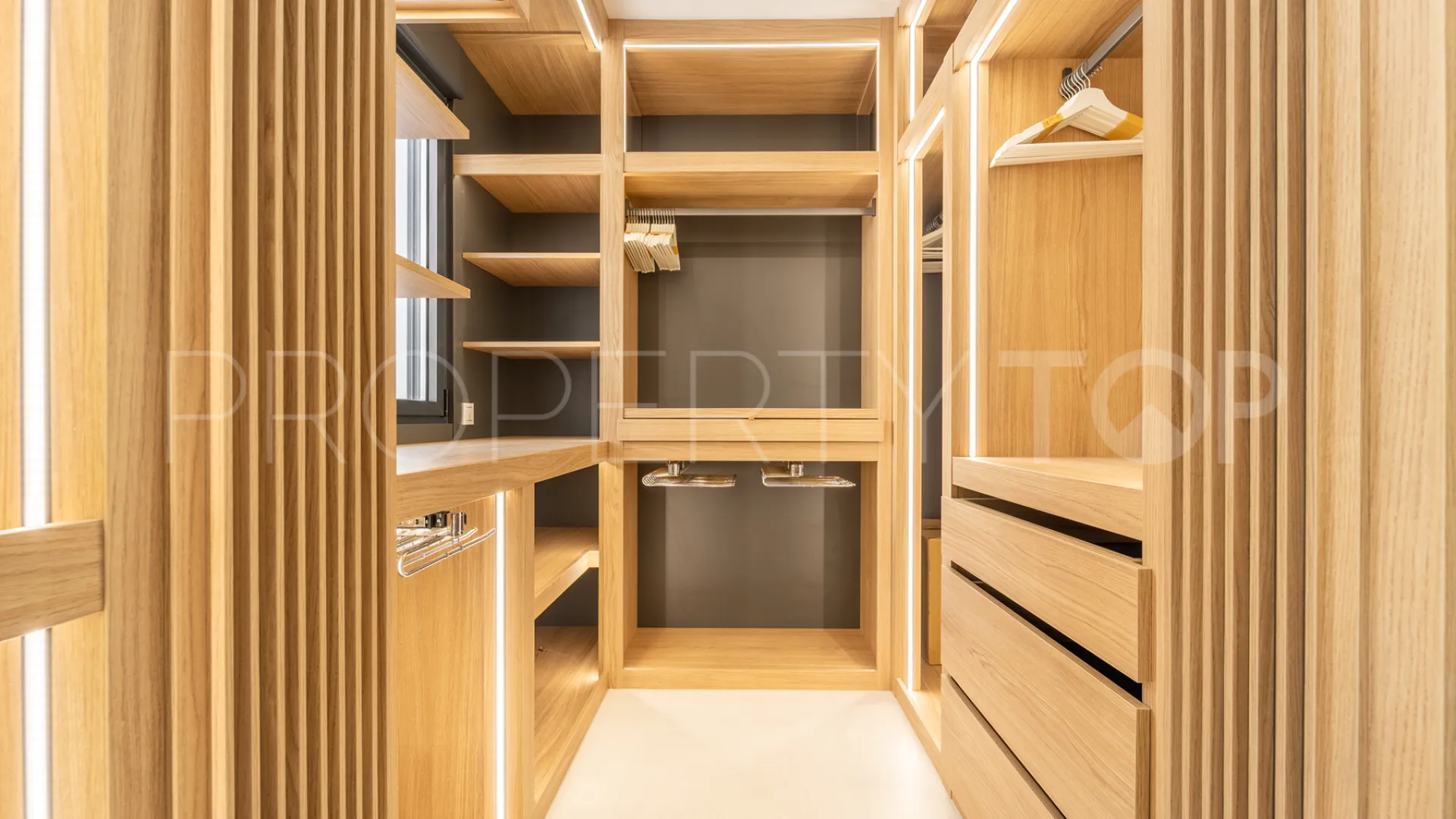 Buy villa with 4 bedrooms in Alhambra del Sol