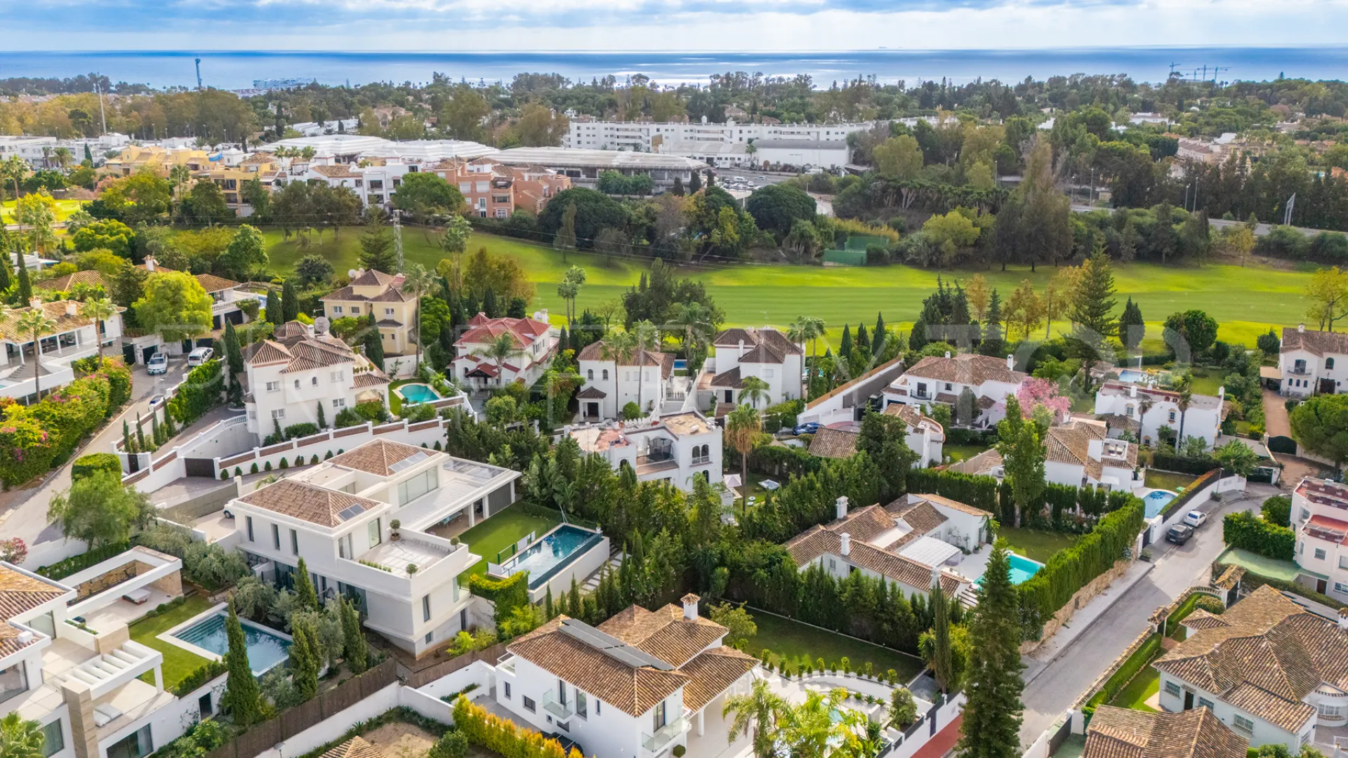 Buy villa with 4 bedrooms in Alhambra del Sol
