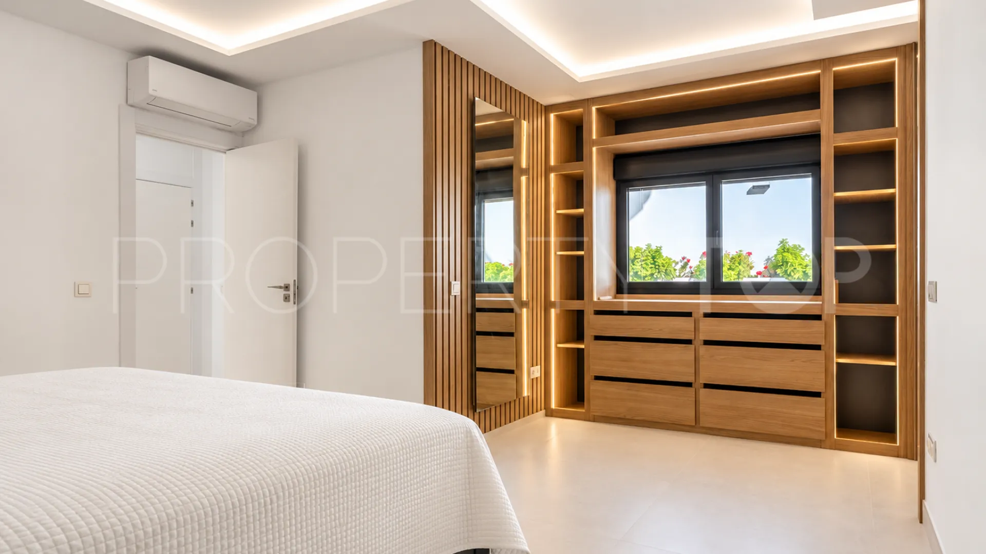 Buy villa with 4 bedrooms in Alhambra del Sol