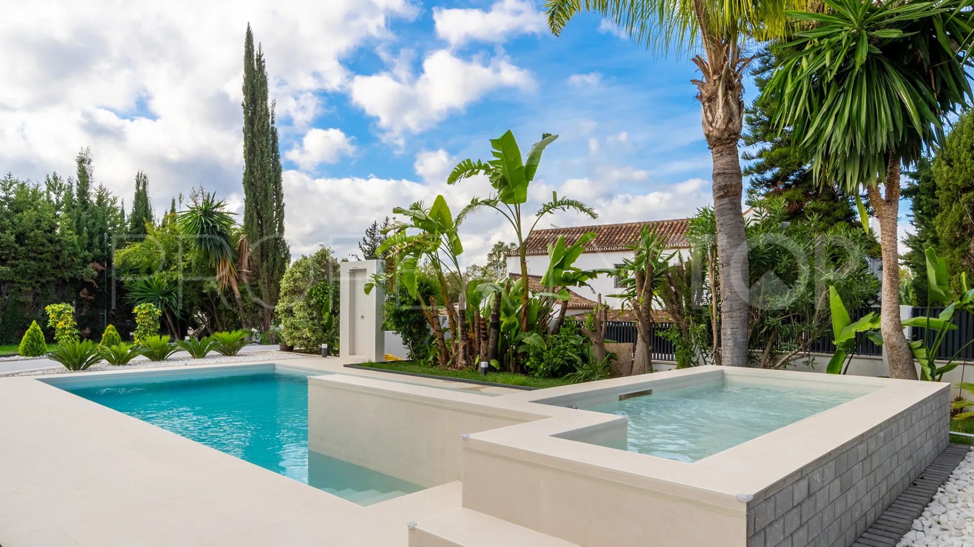 Buy villa with 4 bedrooms in Alhambra del Sol