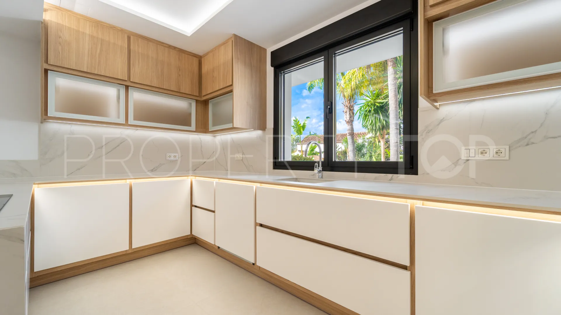 Buy villa with 4 bedrooms in Alhambra del Sol