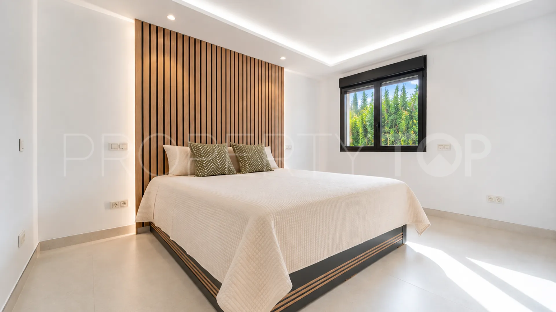 Buy villa with 4 bedrooms in Alhambra del Sol