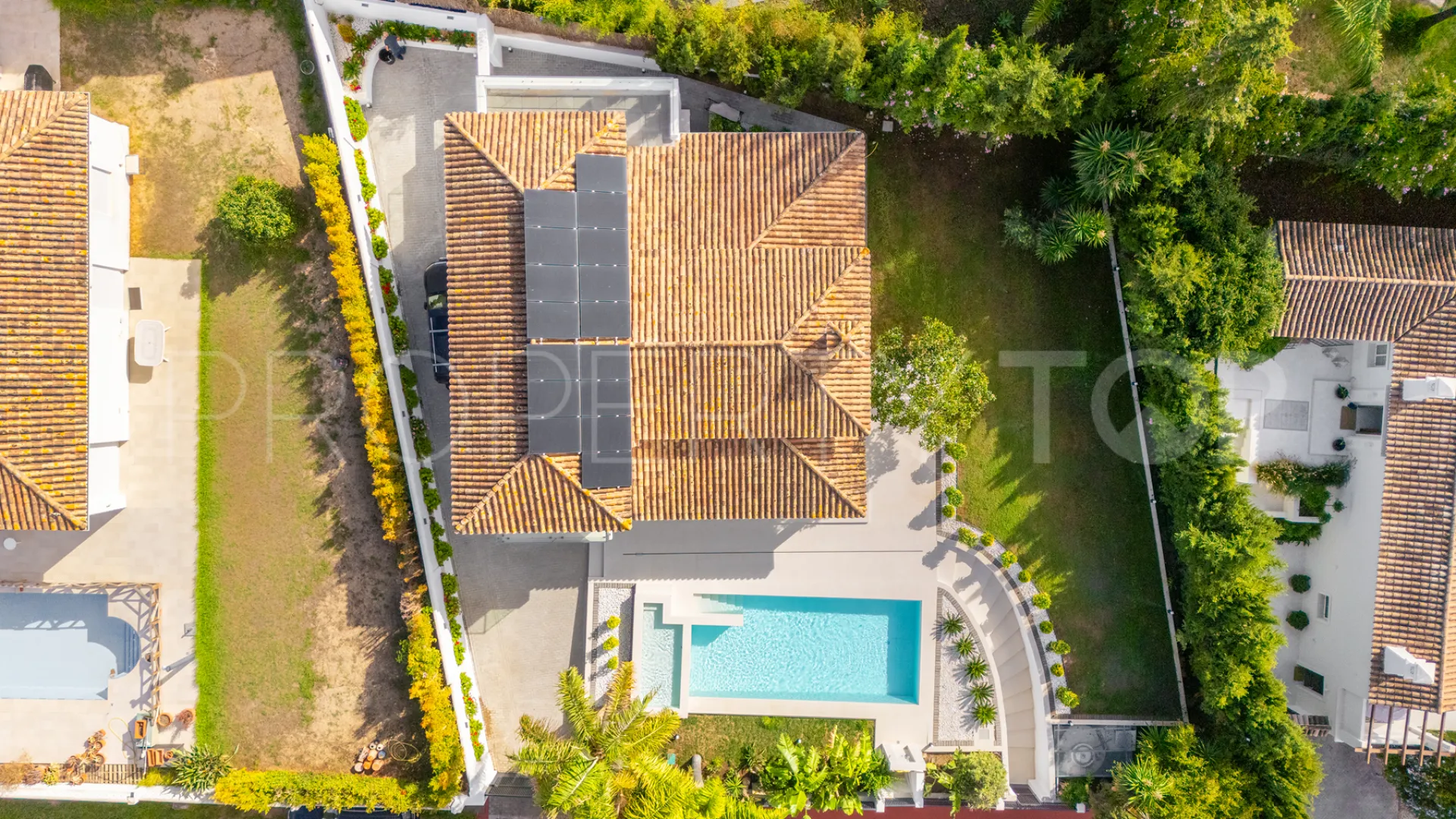 Buy villa with 4 bedrooms in Alhambra del Sol