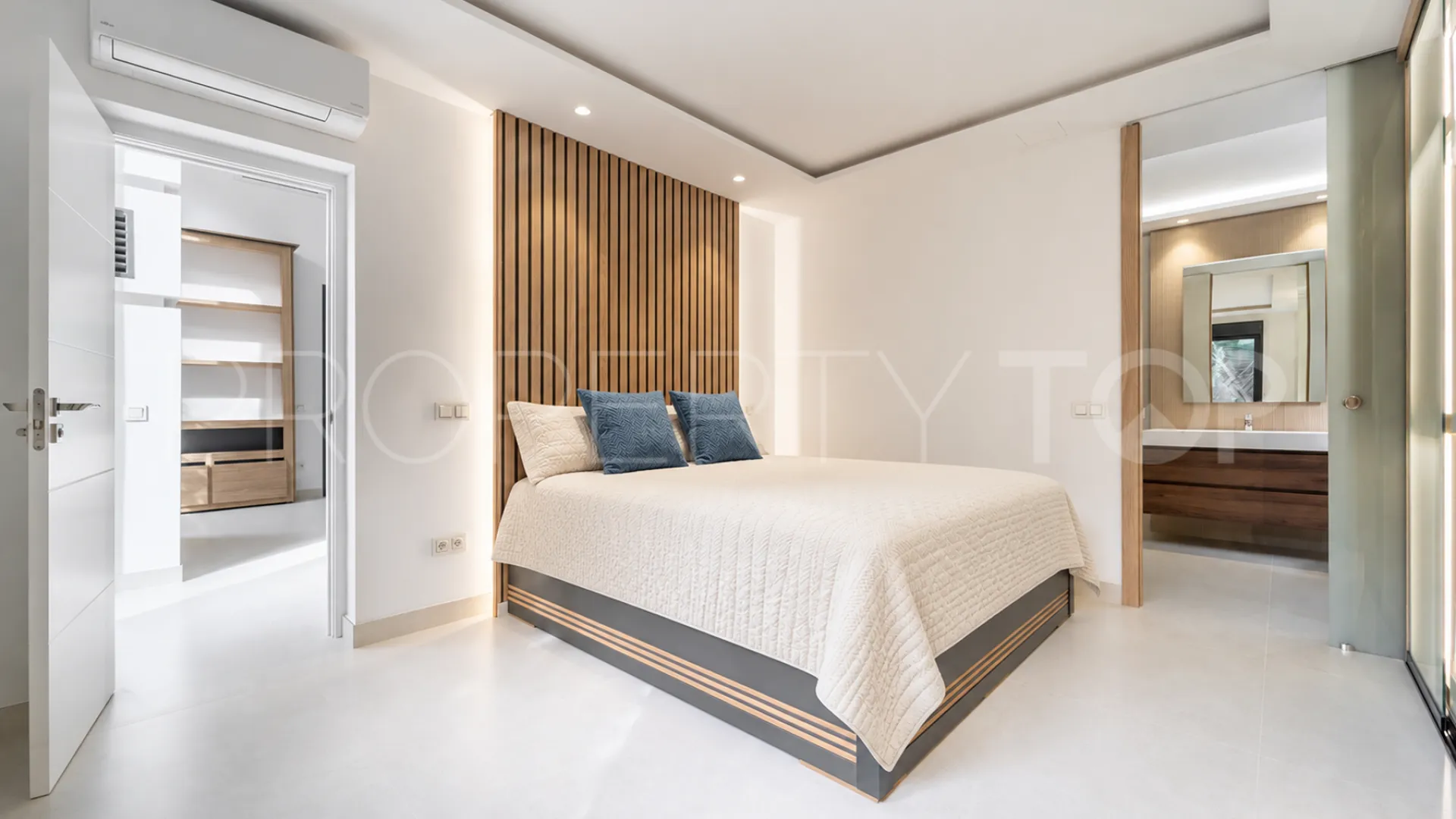 Buy villa with 4 bedrooms in Alhambra del Sol