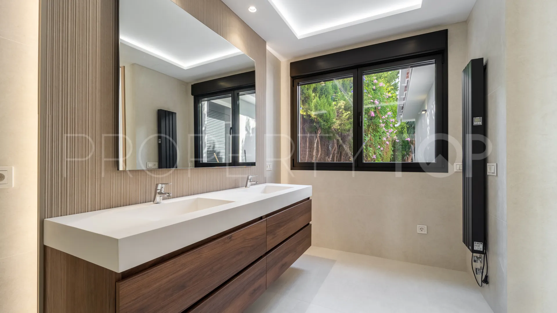 Buy villa with 4 bedrooms in Alhambra del Sol