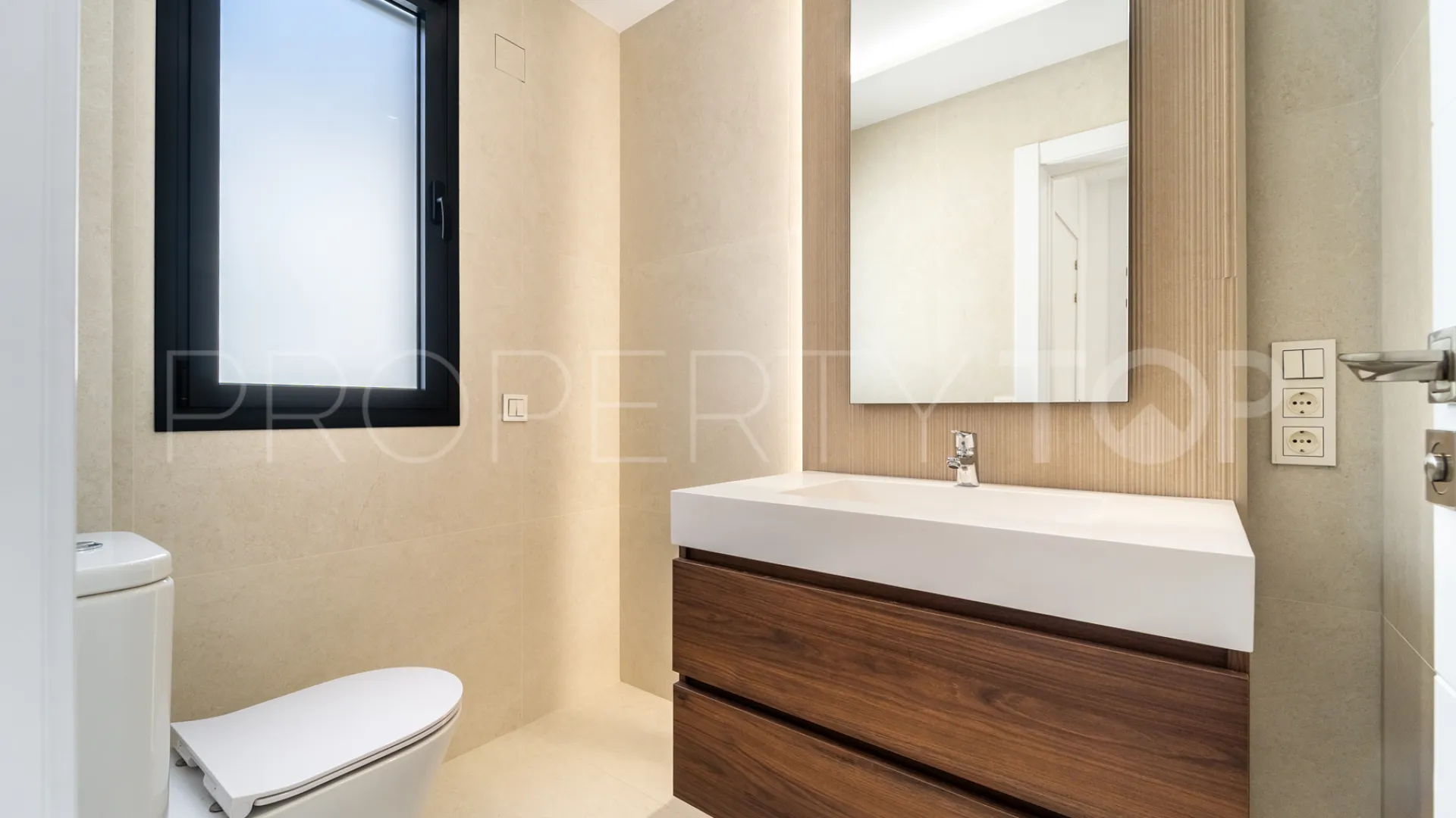 Buy villa with 4 bedrooms in Alhambra del Sol