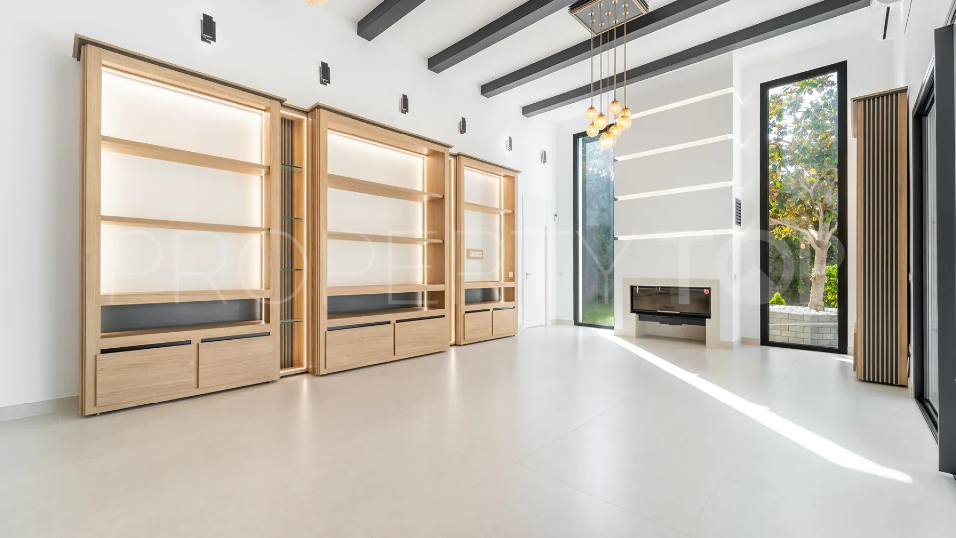 Buy villa with 4 bedrooms in Alhambra del Sol