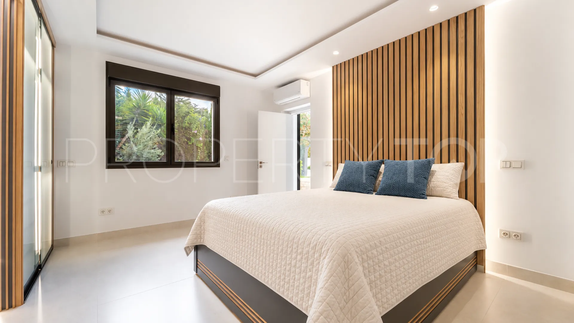 Buy villa with 4 bedrooms in Alhambra del Sol
