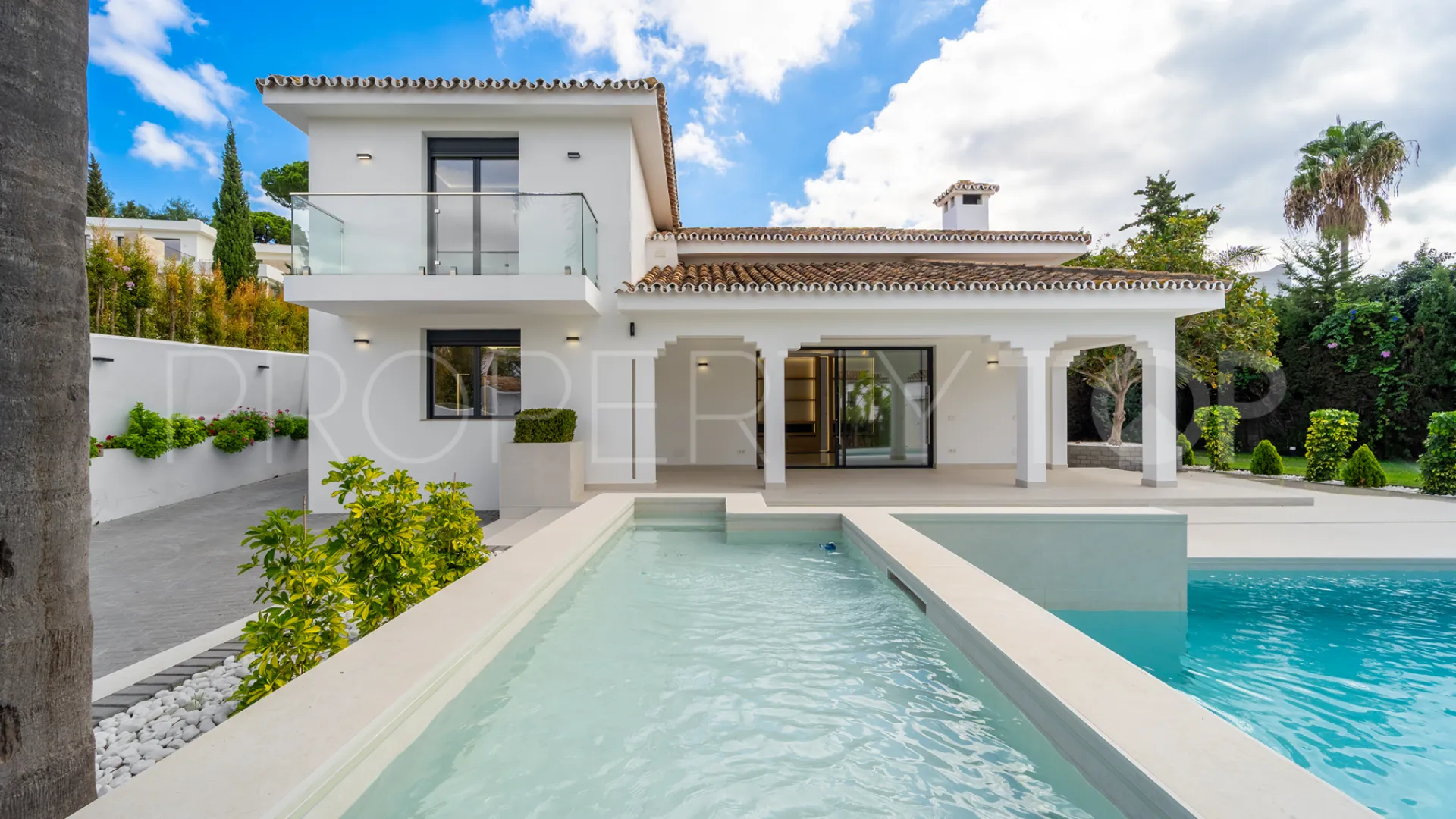 Buy villa with 4 bedrooms in Alhambra del Sol