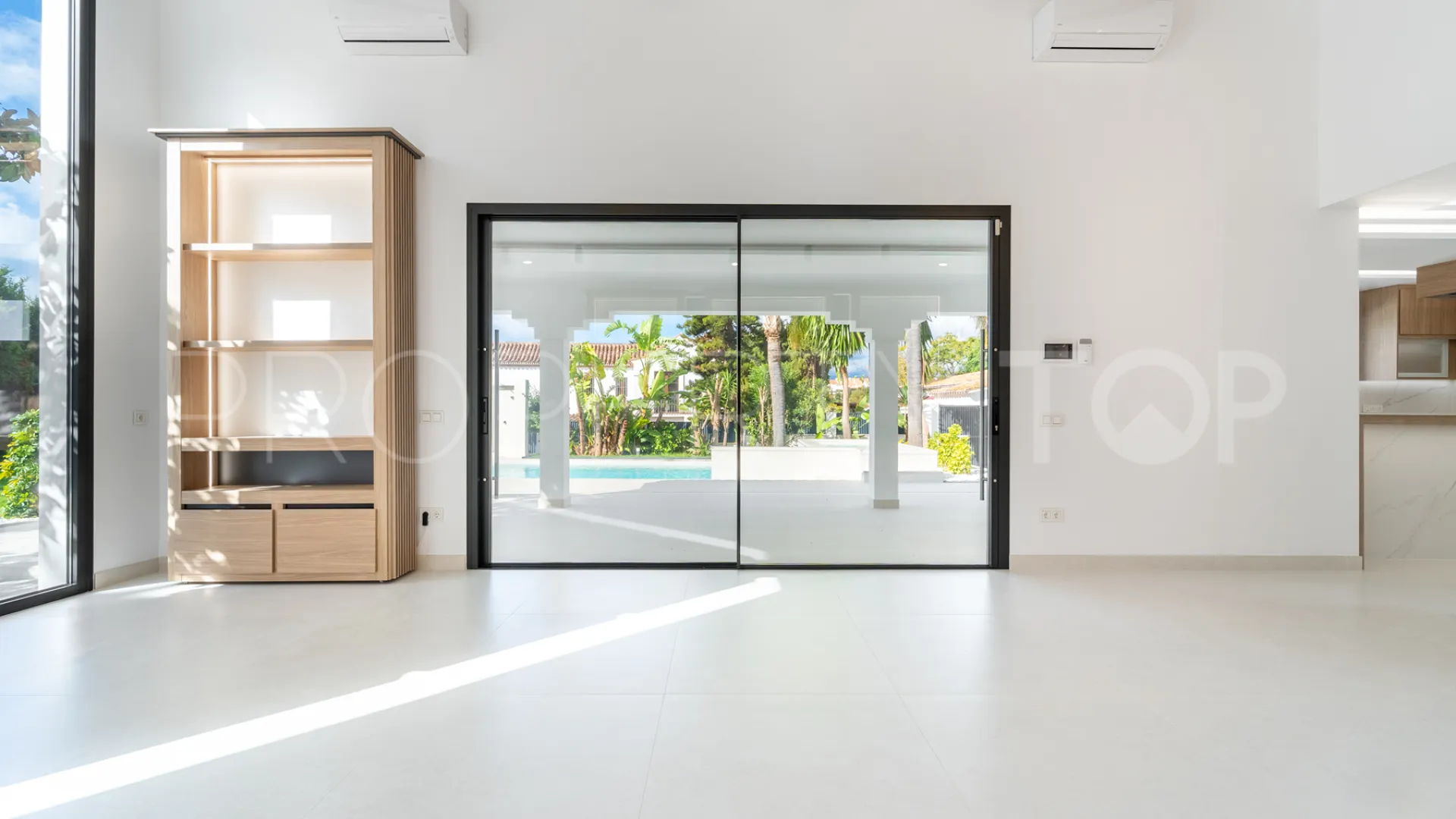 Buy villa with 4 bedrooms in Alhambra del Sol