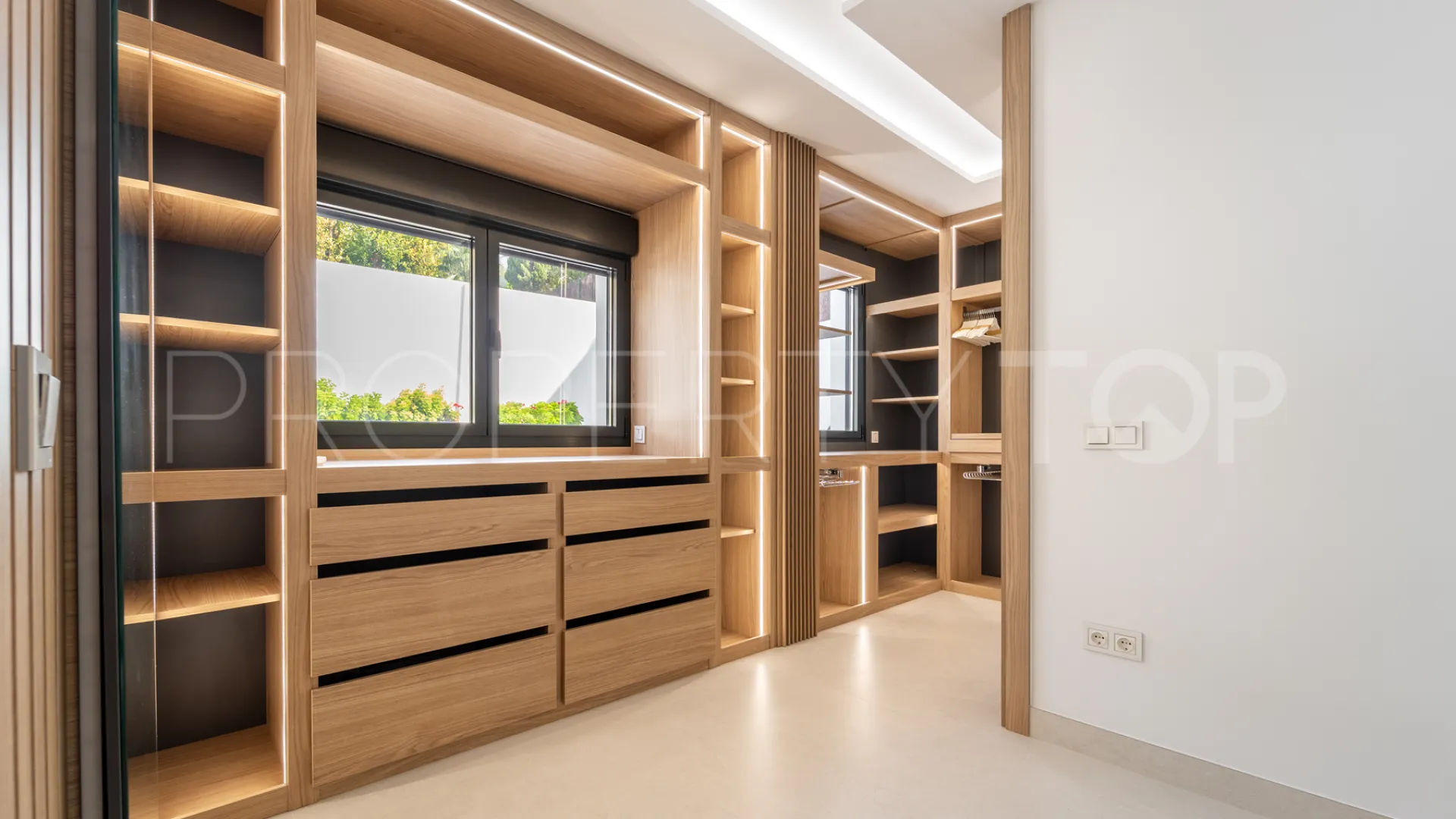 Buy villa with 4 bedrooms in Alhambra del Sol