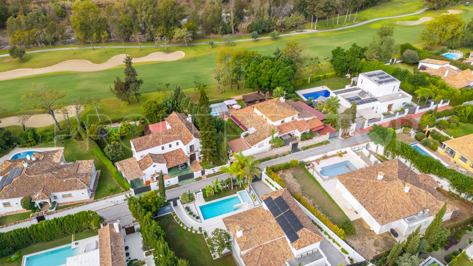 Buy villa with 4 bedrooms in Alhambra del Sol