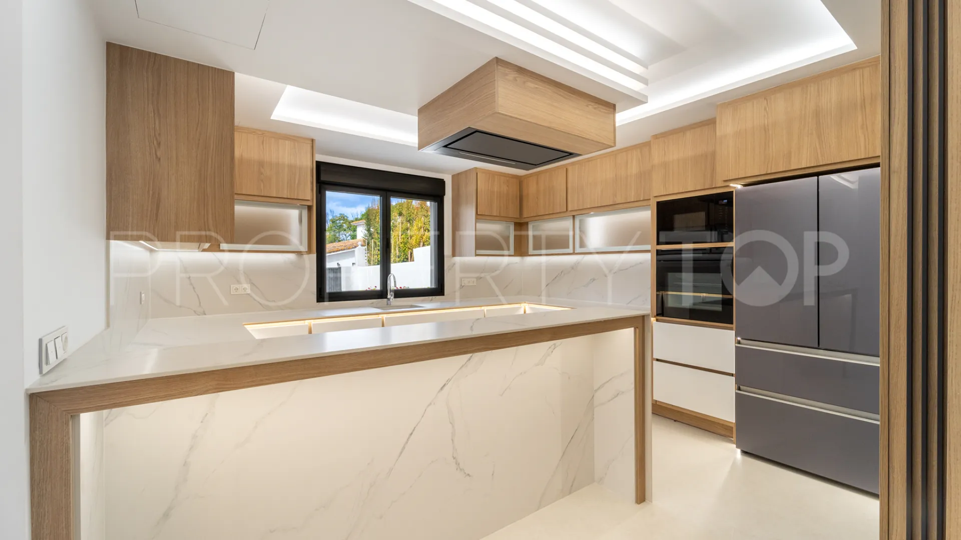 Buy villa with 4 bedrooms in Alhambra del Sol