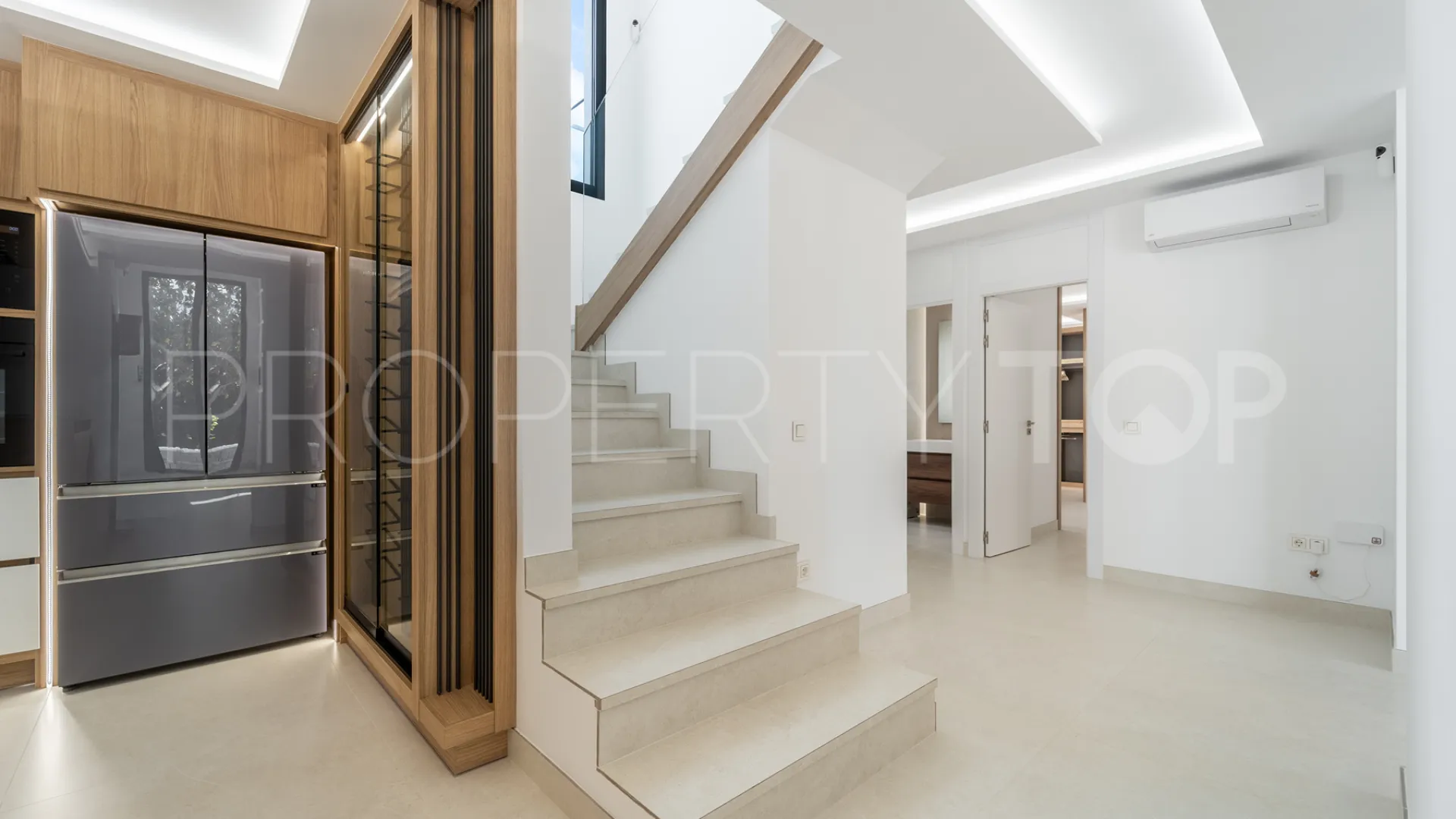 Buy villa with 4 bedrooms in Alhambra del Sol