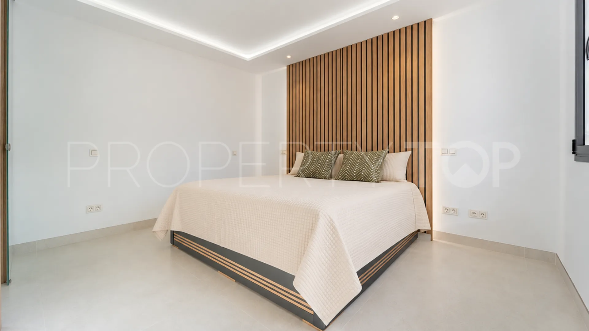 Buy villa with 4 bedrooms in Alhambra del Sol
