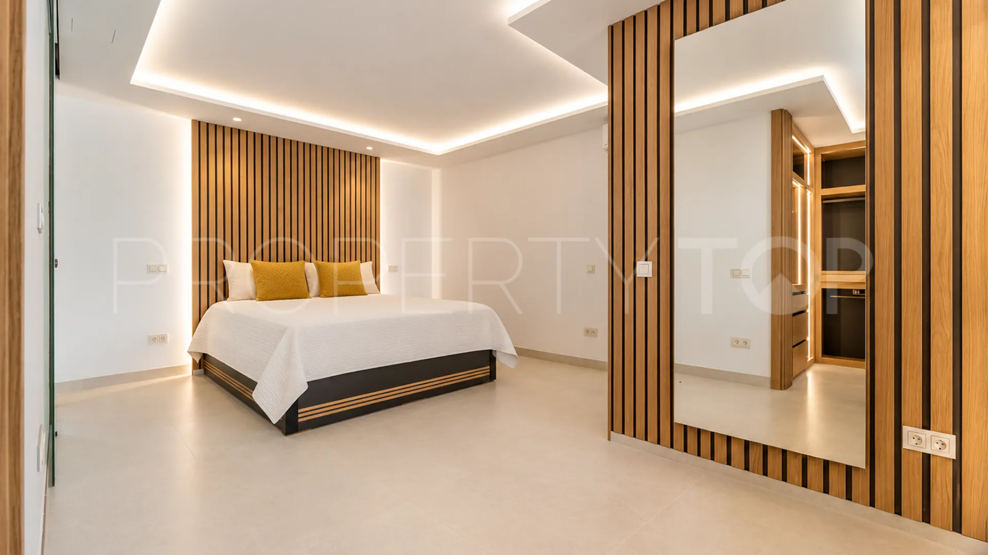 Buy villa with 4 bedrooms in Alhambra del Sol
