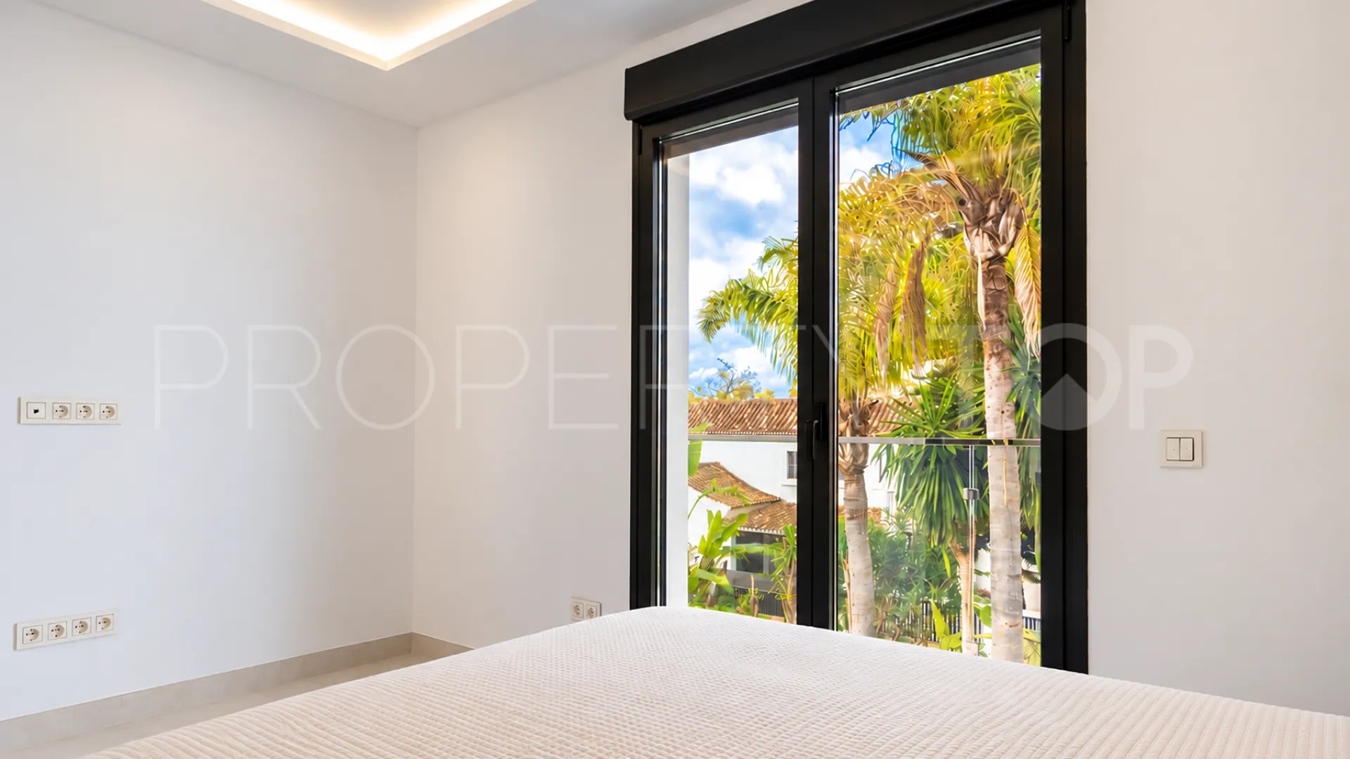 Buy villa with 4 bedrooms in Alhambra del Sol