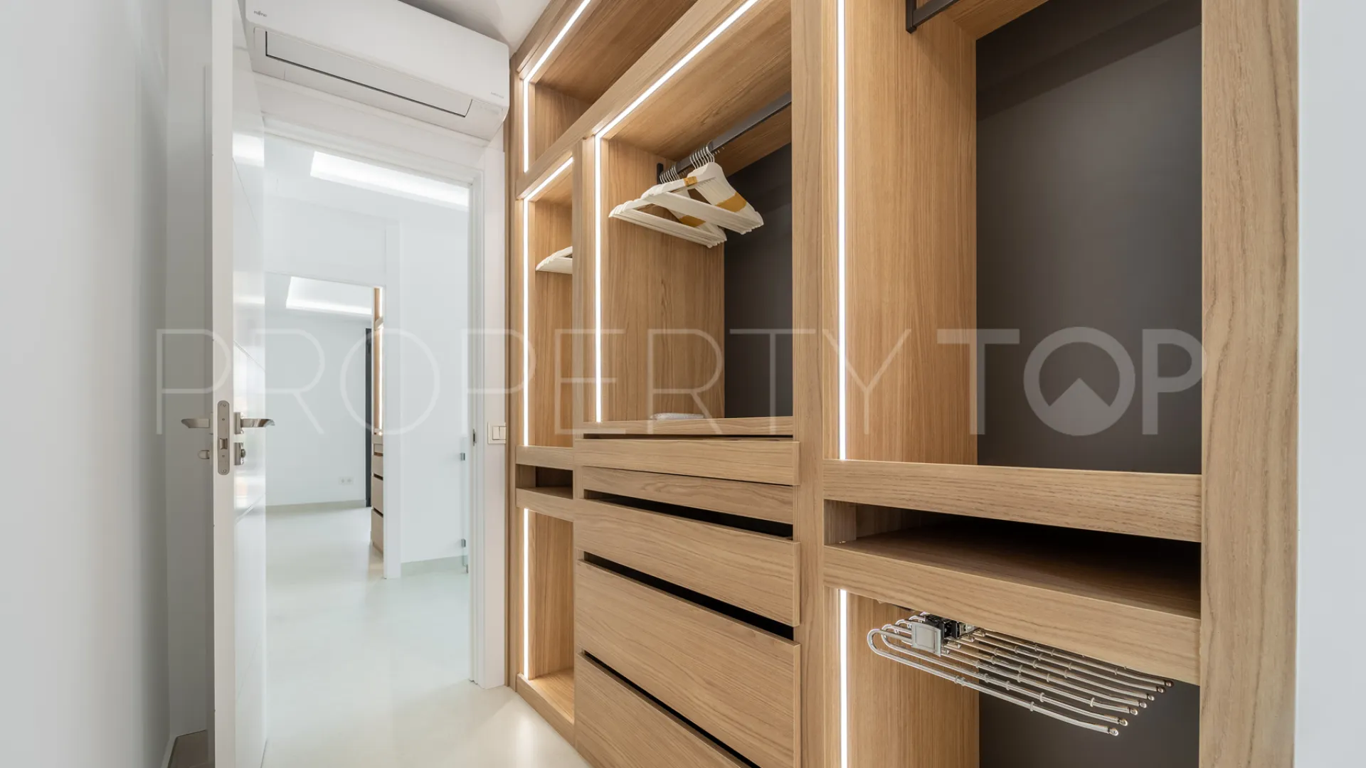 Buy villa with 4 bedrooms in Alhambra del Sol