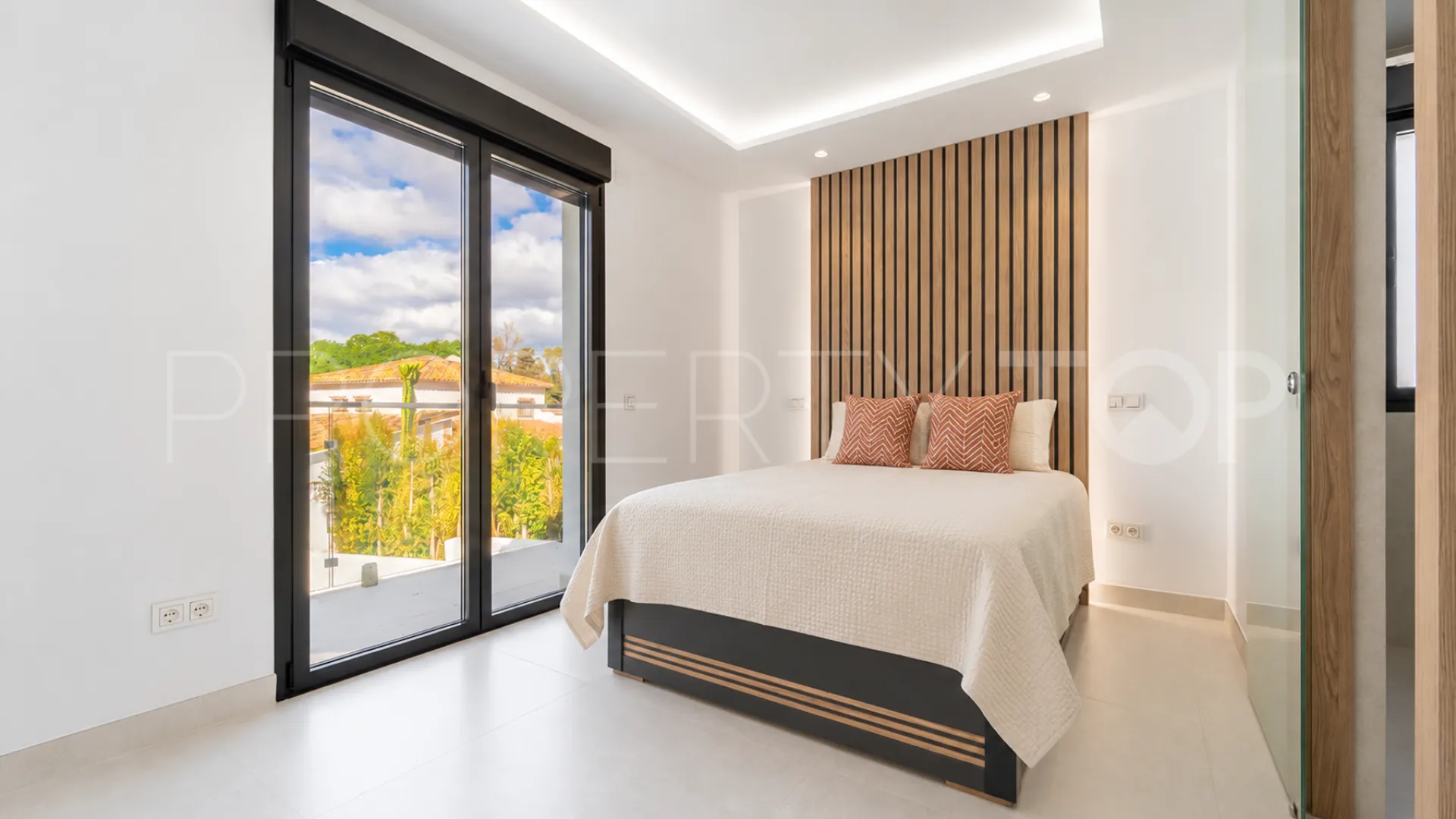 Buy villa with 4 bedrooms in Alhambra del Sol