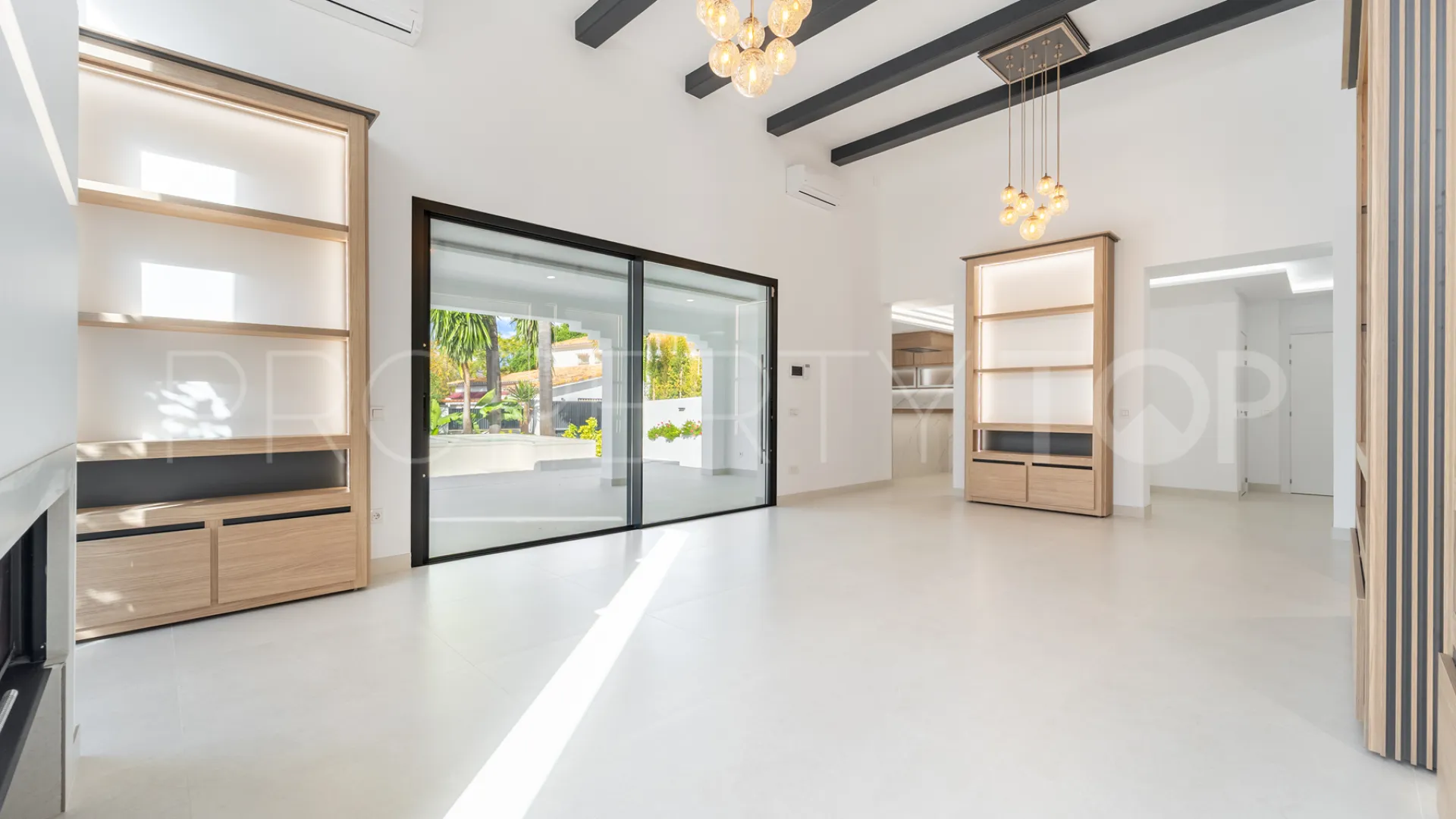 Buy villa with 4 bedrooms in Alhambra del Sol