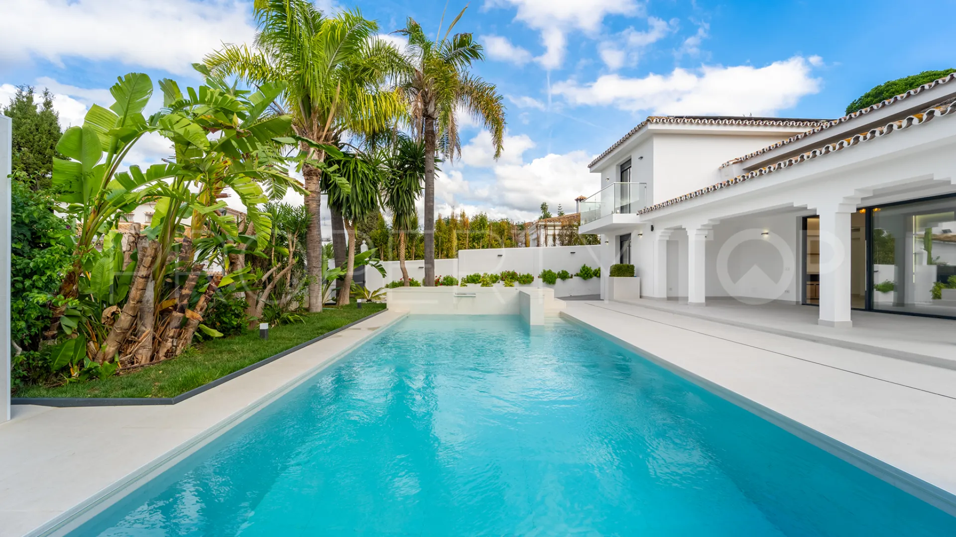 Buy villa with 4 bedrooms in Alhambra del Sol