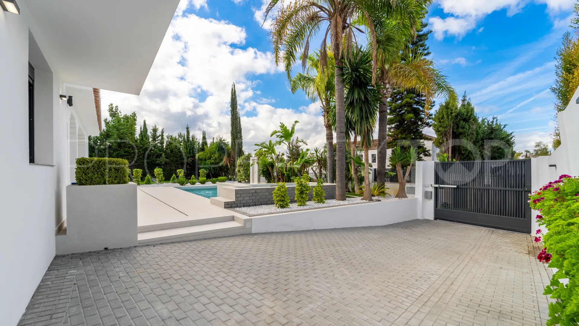 Buy villa with 4 bedrooms in Alhambra del Sol