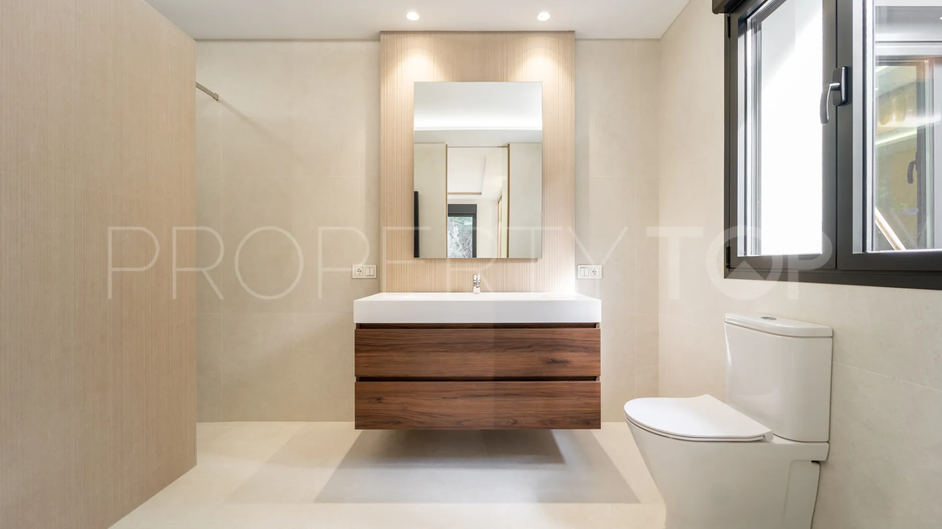 Buy villa with 4 bedrooms in Alhambra del Sol