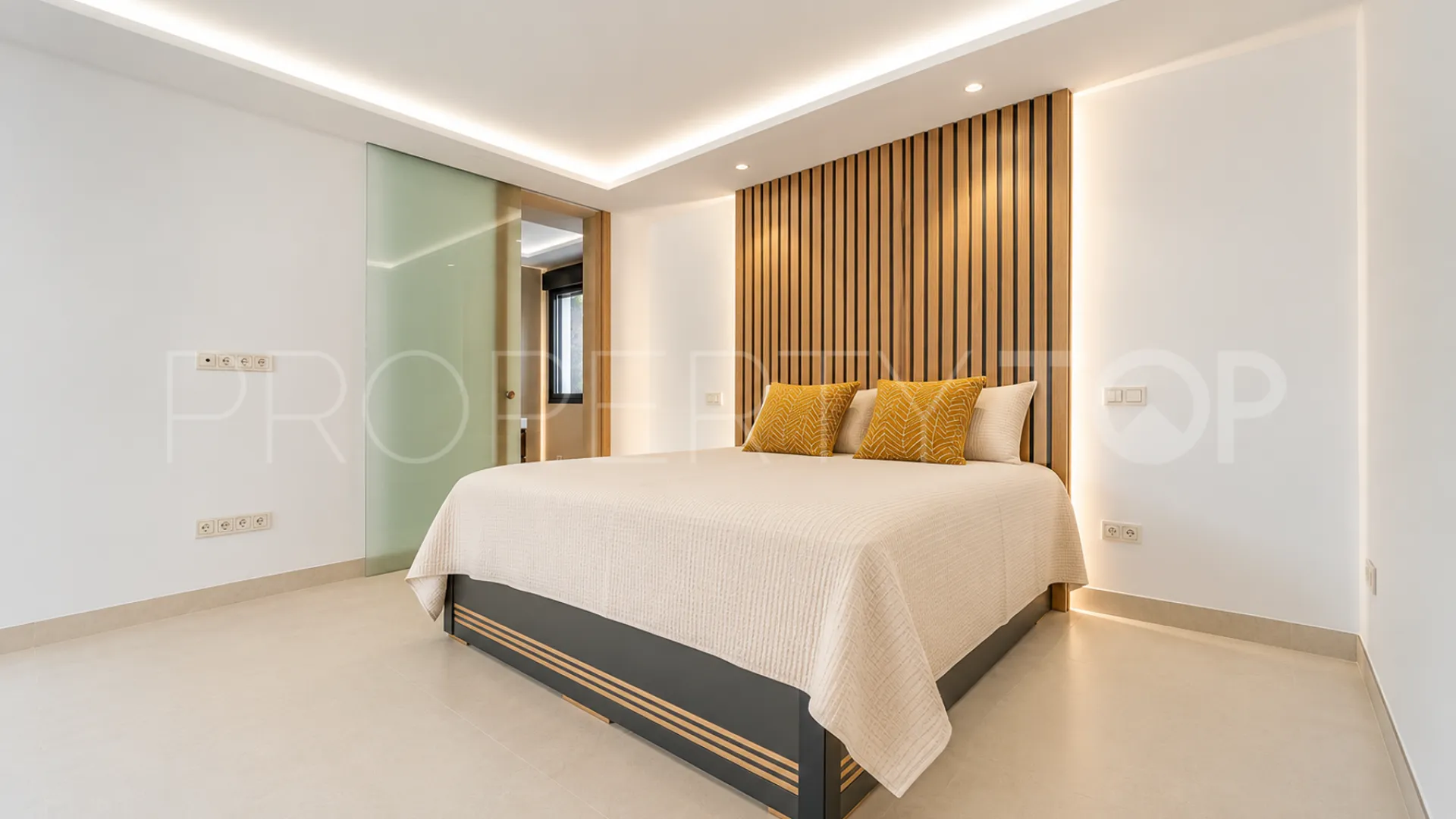Buy villa with 4 bedrooms in Alhambra del Sol