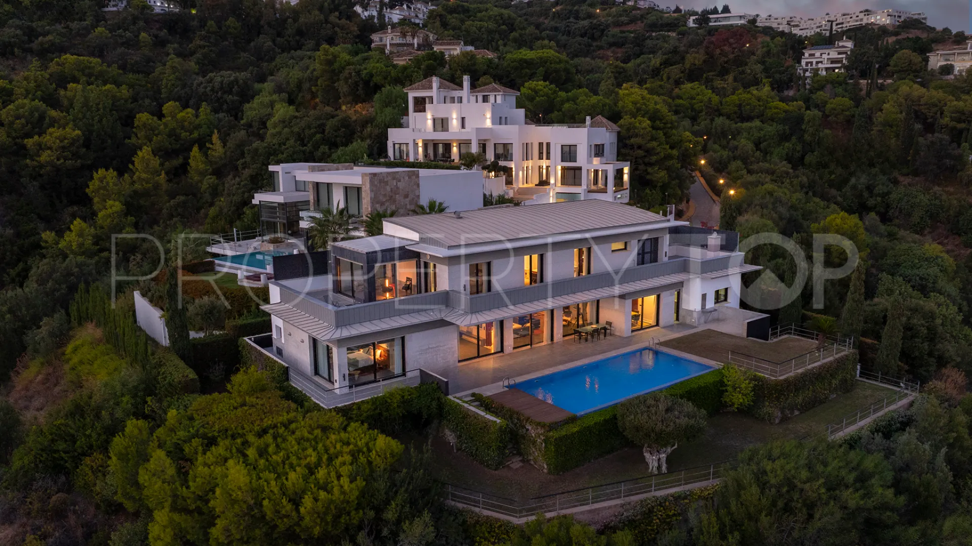 Comprar villa en Los Altos de Marbella de 5 dormitorios